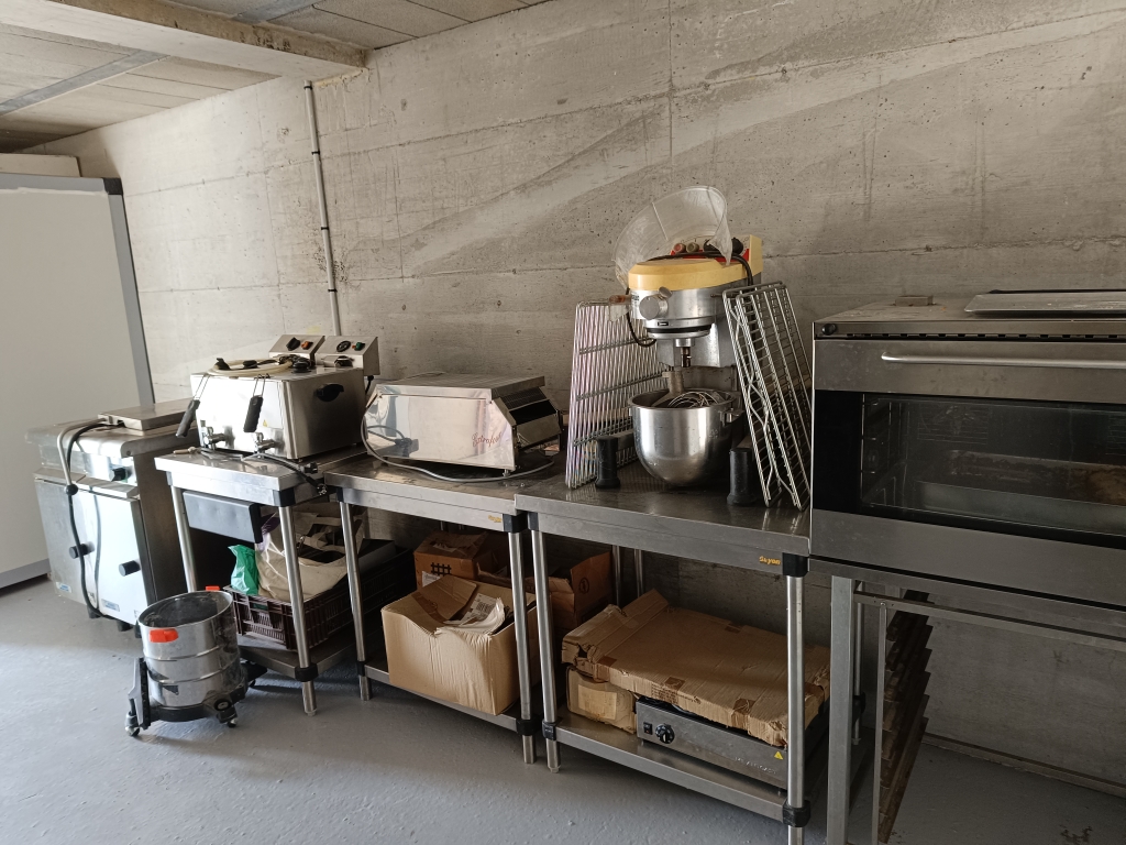 Vous rêvez de changer de vie ? Ce bien est fait pour vous !
Situé au cœur du berceau des Baronnies Provençales, dans un environnement naturel idyllique, ce commerce Alimentation - Bar - Snack vous offre une opportunité rare d’allier activité professionnelle et qualité de vie.
📍 Site prisé des parapentistes – Cadre naturel exceptionnel
✨ Le lieu :
Jouxtant une aire naturelle à la ferme (non incluse dans la vente), le site est un point de passage incontournable des parapentistes et amateurs de nature. La saison estivale y est dynamique et l’hiver, plus doux, permet un rythme de vie équilibré.
🍽️ Le commerce :
D’une surface d’environ 100 m², incluant une arrière-boutique et une terrasse de 40 m² (non couverte), il est partiellement aménagé et comprend tout le matériel nécessaire à l’activité de restauration. Une belle base pour relancer une activité conviviale et attractive. La Licence IV n'est pas attachée au site pour le moment.
🏡 Le logement :
Sur place, vous disposez d’un espace d’habitation indépendant, idéal pour un couple ou une famille :
*2 chambres de 12 m²
*Salle d’eau + WC indépendant
*Deux grandes pièces détente d’environ 35 m², dont une avec une vue imprenable à 280° sur le Fort des Baronnies
Équipements de confort modernes : géothermie, chauffe-eau solaire, centrale d’aspiration
📦 Un plus :
Un studio indépendant d’environ 45 m², à aménager, vous permettra de développer une activité de location saisonnière.
💶 Ce bien vous est proposé au prix de 430 000 €.
💡 Un cadre de vie et de travail unique, entre nature et convivialité, idéal pour un projet de reconversion ou une installation en couple dans une région ensoleillée et touristique.

📞 N’hésitez pas à me contacter pour de plus amples renseignements ou pour visiter le bien.