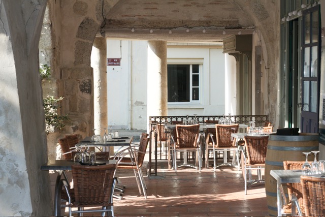 Vente du fond ou Murs et fond
appartement à l'étage  + maison indépendante

Situé au cœur du village historique de Sos, aux portes des Landes et du Gers,
cadre unique sous les arcades.
le restaurant offre une atmosphère conviviale et chaleureuse, avec un bar et une cheminée (pouvant être utilisée pour les grillades au feu de bois.)  À l’extérieur la terrasse sous les arcades et sur la place offre un lieu unique. Possibilité d'organiser des concerts et animation.

Les atouts :  Salle pleine de charme de 30 couverts avec cheminée, + terrasse sous les arcades + terrasse sur la place 
Bar extérieur l'été, et  les marchés des producteurs (apportent un complément d’activité en pleine saison estivale.) 
Cuisine professionnelle équipée
Clientèle internationale et locale

Fort potentiel 
possibilité de développement
Logement sur place

LES ALENTOURS
Les paysages mêlent vignobles d’Armagnac, champs de tournesols, forêts et bourgs historiques. La région se prête à la randonnée, au vélo et à l’équitation, tandis que les producteurs de vins et d’Armagnac contribuent à son attrait touristique.
Nérac et Eauze se trouvent à environ 25 km, Condom à 30 km et Agen à 50 km.