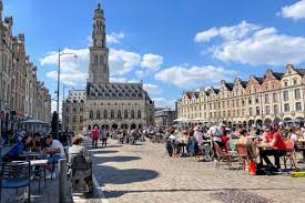 Nous cherchons un  médecin généraliste pour reprendre la patientèle d'un médecin traitant qui va prendre sa retraite. Le cabinet se situe place de Marseille à Arras, dans le Pas-de-Calais. Située au coeur des Hauts-de-France, c'est une ville où il fait bon vivre. Avec son riche patrimoine, ses infrastructures modernes et son dynamisme économique, s'installer à Arras est une excellente option pour ceux qui cherchent une qualité de vie élevée tout en restant connectés aux grandes métropoles. 
Arras est une ville qui vibre au rythme des événements culturels et festifs. Le célèbre Main Square Festival attire chaque année des milliers de visiteurs, faisant d’Arras un lieu incontournable pour les amateurs de musique. Le 7e art n'est pas en reste avec le Arras Film Festival. Le marché de Noël, quant à lui, est l’un des plus beaux de la région.