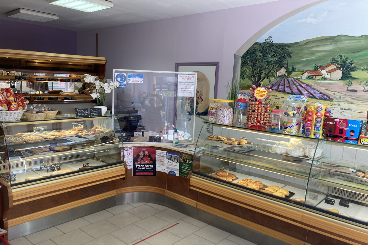 Nous avons acheté cette boulangerie à Sainte Foy la Grande en couple en août 2018, suite à deux mois de travaux. Nous avons créé un espace pour recevoir notre clientèle dans un cadre agréable et chaleureux. Créer des formules, et mis en place des paninis, salades, quiches. Nous produisons nos repas maison tous les jours, nous pouvons préparé vos plats et sandwich selon vos goûts . Nous nous adaptons au régime alimentaire sur commande.