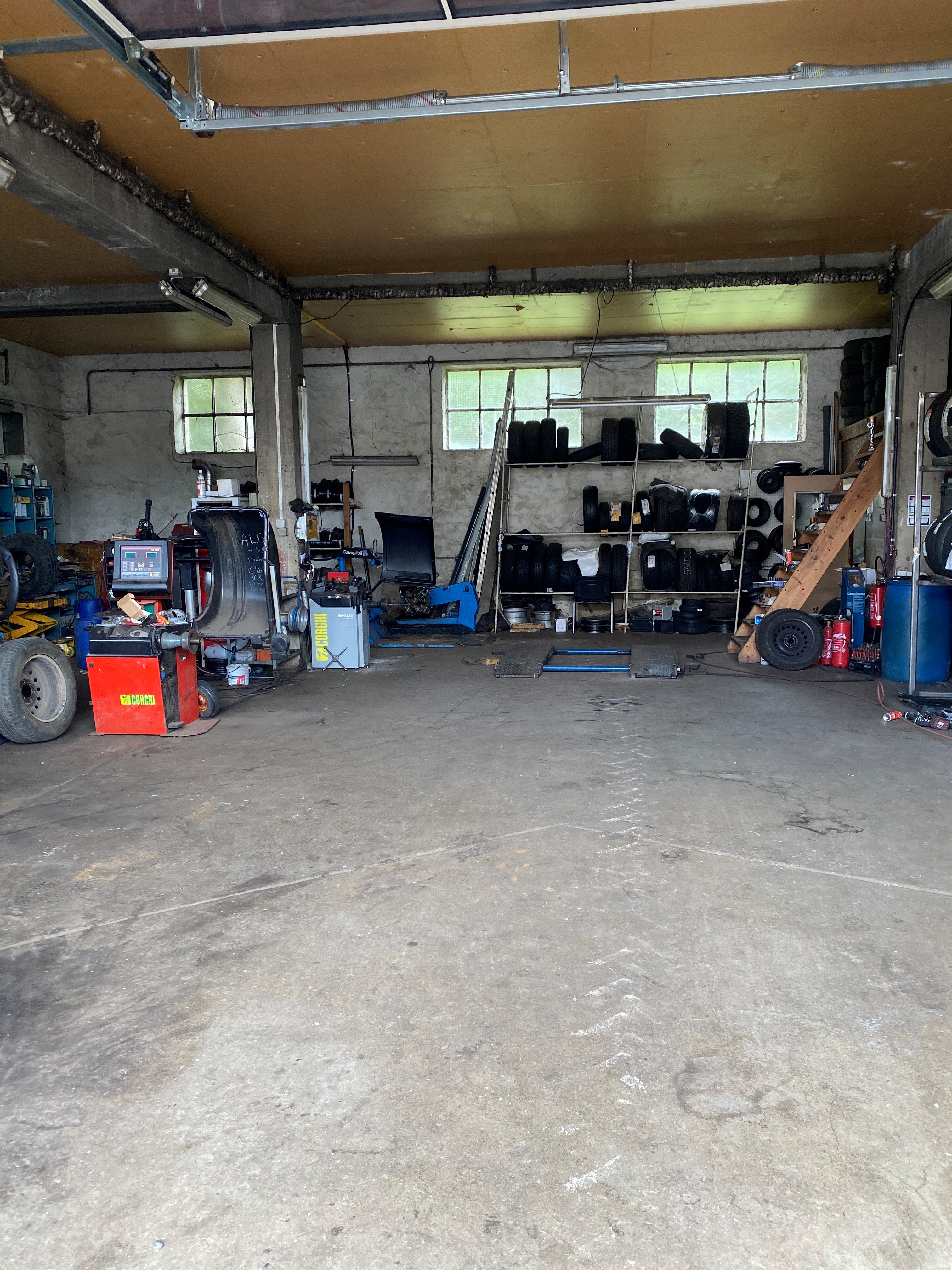 Localisation : Village dynamique de Haute-Loire, tous commerces, écoles et collèges.

Activité : Vente et montage de pneus (véhicules légers, utilitaires, agricoles selon équipement).
Entreprise individuelle, idéale pour une personne souhaitant s’investir dans une activité avec une clientèle locale fidèle. L’activité est bien implantée dans le tissu économique du secteur, avec une bonne visibilité et un local fonctionnel.

Points forts :
Faibles charges de fonctionnement.
Clientèle régulière.
Local bien situé, facile d’accès.
Potentiel de développement : diversification.
Opportunité : Reprise clé en main avec accompagnement possible.

Motif de cession : Changement de projet professionnel.