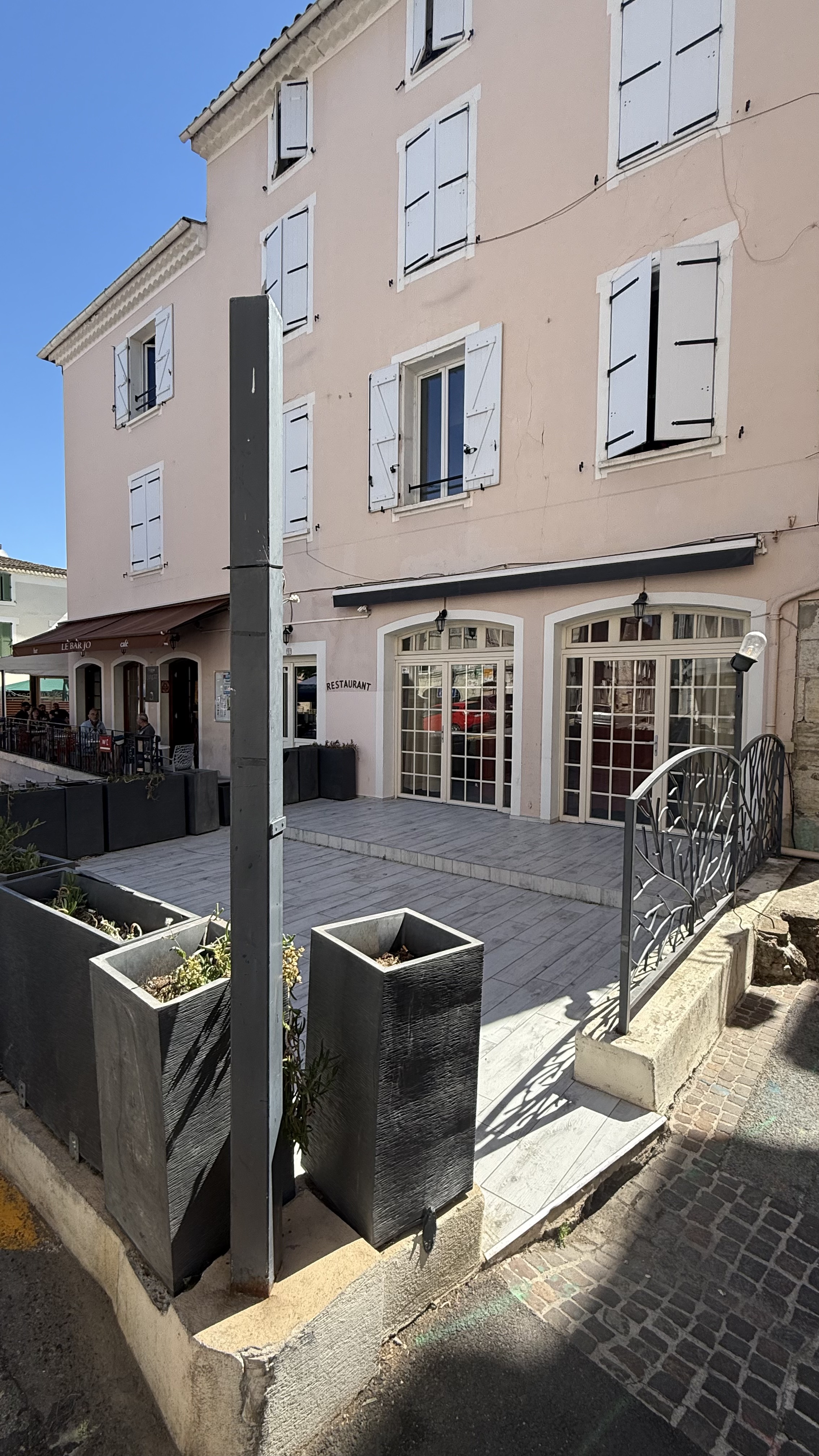 RESTAURANT en excellent état, situé sur la place centrale et à proximité d'un parking. Ce restaurant dispose d'une salle de 30 couverts, d'une terrasse de 50m2 de 24 places, d'une grande cuisine ,le tout vide
De nombreuses animations sont proposées tout au long de l'année et ce restaurant bénéficie d'un emplacement de premier ordre.
"EXCLUSIVEMENT RESTAURANT TRADITIONNEL "
PAS DE RESTAURATION RAPIDE, BOULANGERIE OU AUTRE
Bail chez notaire , pas-de-porte