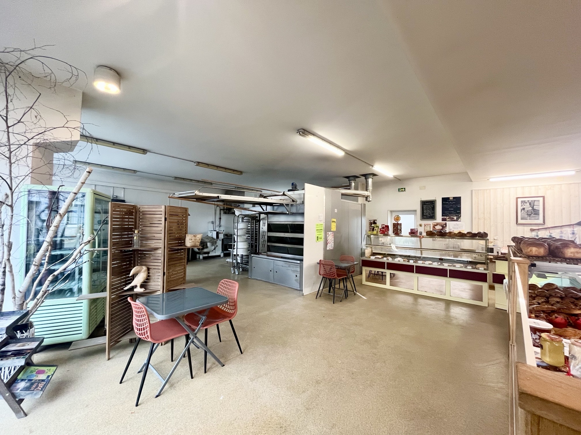 Située en plein boulevard, sur un axe à fort passage,dans la ville de Chatillon sur indre 1380 habitants  cette boulangerie‑pâtisserie bénéficie d’une visibilité optimale et d’un flux constant de clientèle. Un emplacement stratégique pour une activité dynamique mêlant boulangerie, pâtisserie et snacking.

⭐ Un établissement accueillant et apprécié
Fournil ouvert, offrant une ambiance chaleureuse et un contact direct avec la clientèle. → Cet espace visible renforce la confiance, crée une proximité très appréciée et contribue à l’excellente réputation de l’établissement.

Activité complète : boulangerie, pâtisserie, snacking.

Terrasse extérieure permettant de manger sur place, idéale pour capter la clientèle de passage.

📍 Un emplacement stratégique
Situé sur un boulevard très fréquenté, garantissant un flux continu de piétons et d’automobilistes.

Commerce fonctionnel, prêt à travailler immédiatement.

Environnement commercial dynamique, parfait pour fidéliser une clientèle locale et de passage.

💼 Conditions financières
Fonds de commerce : 170 000 €

Loyer commerce : 450 € / mois

Loyer maison attenante : 400 € / mois → Un ensemble immobilier rare, avec un coût d’exploitation particulièrement attractif.

🎯 Un potentiel de développement important
Développement du snacking et de la consommation sur place grâce à la terrasse.

Mise en avant du fournil ouvert pour renforcer l’expérience client.

Possibilité d’élargir les horaires ou l’offre pour capter davantage le flux du boulevard.

Une boulangerie‑pâtisserie complète, visible, accueillante et prête à l’emploi. Un outil de travail idéal pour un artisan ou un couple souhaitant investir dans une affaire à fort potentiel.
