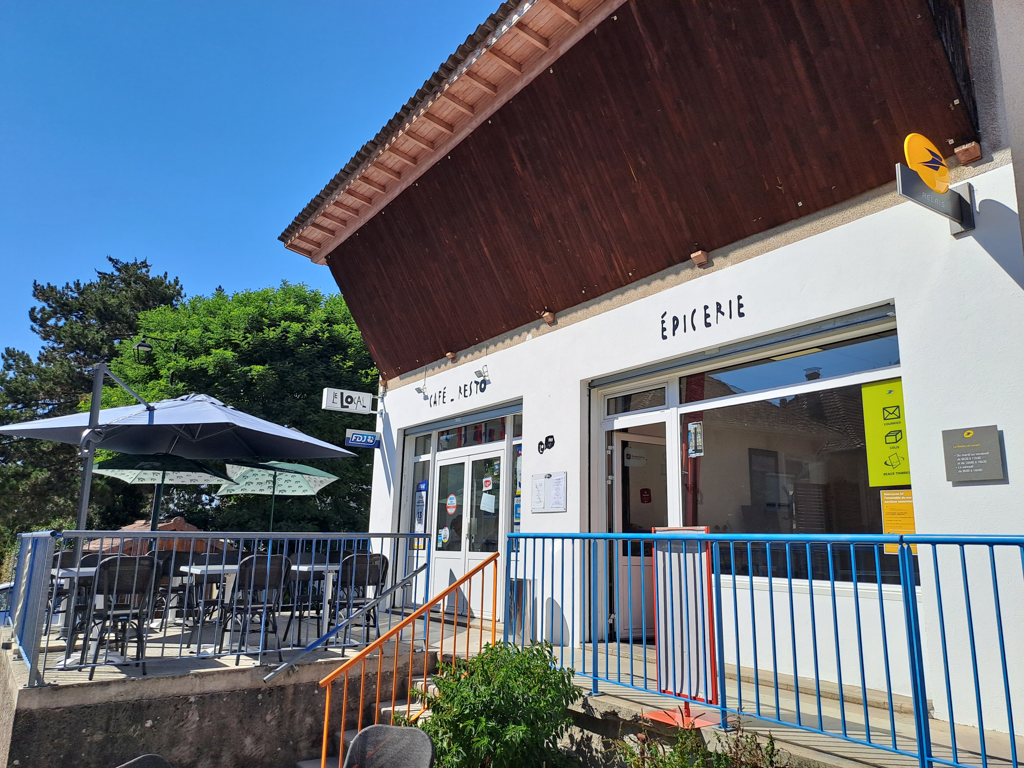 Reprise d'un café restaurant multiservice à Oyeu (38)

La commune
Oyeu est une charmante commune de l’Isère, située sur un plateau boisé qui domine le lac de Paladru, dans la région naturelle des Terres Froides, au cœur de l’ancien Dauphiné.
À mi-chemin entre Grenoble et Bourgoin-Jallieu, le village offre un cadre de vie paisible et verdoyant, avec ses collines, ses étangs et ses chemins propices aux balades.
Riche d’une histoire ancienne liée à un prieuré dépendant de l’abbaye de Cluny, Oyeu conserve un patrimoine intéressant, comme son église Saint-Pierre-et-Saint-Paul et le calvaire du Molard Rond.
Aujourd’hui, la commune compte un peu plus d’un millier d’habitants, appelés les Oyentins et Oyentines, et séduit autant par son dynamisme local que par son authenticité rurale.

Activités déployées : bar, restauration, dépôt pain, animations, relais colis, épicerie (produits locaux).

Le local :
-Entièrement aménagé ​
-Cuisine équipée (équipement, matériel, ustensiles…) ​
-Superficie totale de 182,5 m² - local commercial comprenant une salle de bar, un magasin avec une réserve, une cuisine et une salle de restauration. ​
-Au premier étage un logement comprenant 5 chambres et une salle d'eau. ​
-En sous-sol une cave servant de réserve pour la partie commerciale et une pièce à usage de chaufferie​.
-A l'extérieur : sol, cour et jardin + un emplacement annexe et un emplacement de jeu de boules en mauvais état​.

Contrat proposé : cession de de droit au bail.

Aspects financiers :
-400 euros de loyer commerce + logement hors charges .
-Cession droit au bail : 21K€
-Apport financier pour stock produits et trésorerie initiale à prévoir : 7 à 10K€.

Profil de repreneur/repreneuse recherché :
● Vous possédez des vraies qualités de commerçant et une vive volonté d’entreprendre. ​
● Vous souhaitez vous engager en faveur de la ruralité et en comprenez les enjeux. ​
● Vous justifiez d’une expérience significative dans le secteur de la restauration et maitrisez les techniques culinaires essentielles, ainsi que les normes d’hygiène et de sécurité.​
● Vous avez des bases solides en gestion et faites preuve de rigueur et d’organisation.