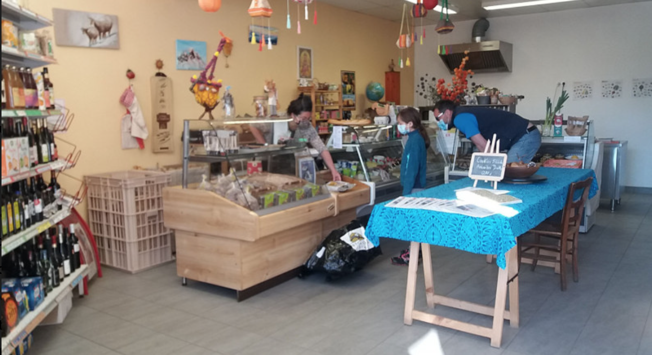 Épicerie et Cie est un lieu incontournable de la vallée des Villards où l’on aime à se retrouver pour y faire ses achats ou simplement prendre un café.

Cette vallée compte deux communes : Saint-Alban-des-Villards et Saint-Colomban-des-Villards. Elle se situe en Savoie, à 1 100 mètres d’altitude.

Les villages sont restés préservés et authentiques. L'environnement naturel est remarquable avec ses forêts, lacs d'altitude et torrents.

Ce commerce de proximité possède une clientèle locale et fidèle, mais aussi saisonnière, avec une activité de pleine nature et de sports d’hiver. Il  propose une vaste gamme de produits dont certains sont locaux et en circuit court. Des places de parking gratuites sont à la disposition de la clientèle.