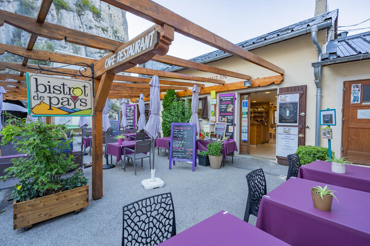 Cède fonds de commerce d’un restaurant avec une épicerie, idéalement situé au centre du village de Roubion, à proximité immédiate du Parc National du Mercantour, dans un environnement naturel et touristique privilégié.

- Restaurant proposant une cuisine niçoise traditionnelle
- Produits locaux, frais et de saison
- Certaines cuissons réalisées au feu de bois
- Corner épicerie : produits frais, produits du terroir
- Dépôt de pain et pâtisserie maison

Périodes d’ouverture : De mai à octobre : ouvert tous les jours midi et soir (soir sur réservation). De fin décembre à fin mai : Midi du jeudi au dimanche (soir sur réservation)

Les points forts :
- Établissement labellisé Bistrot de Pays et Esprit Parc National
- Terrasse 60 places et 35 couverts à l'intérieur
- Clientèle locale et touristique. L'établissement se trouve sur un itinéraire motard
- Logement attenant en R+1 :Type T3, idéal pour exploitant

Loyer global (restaurant + logement) : 900 € HT / mois