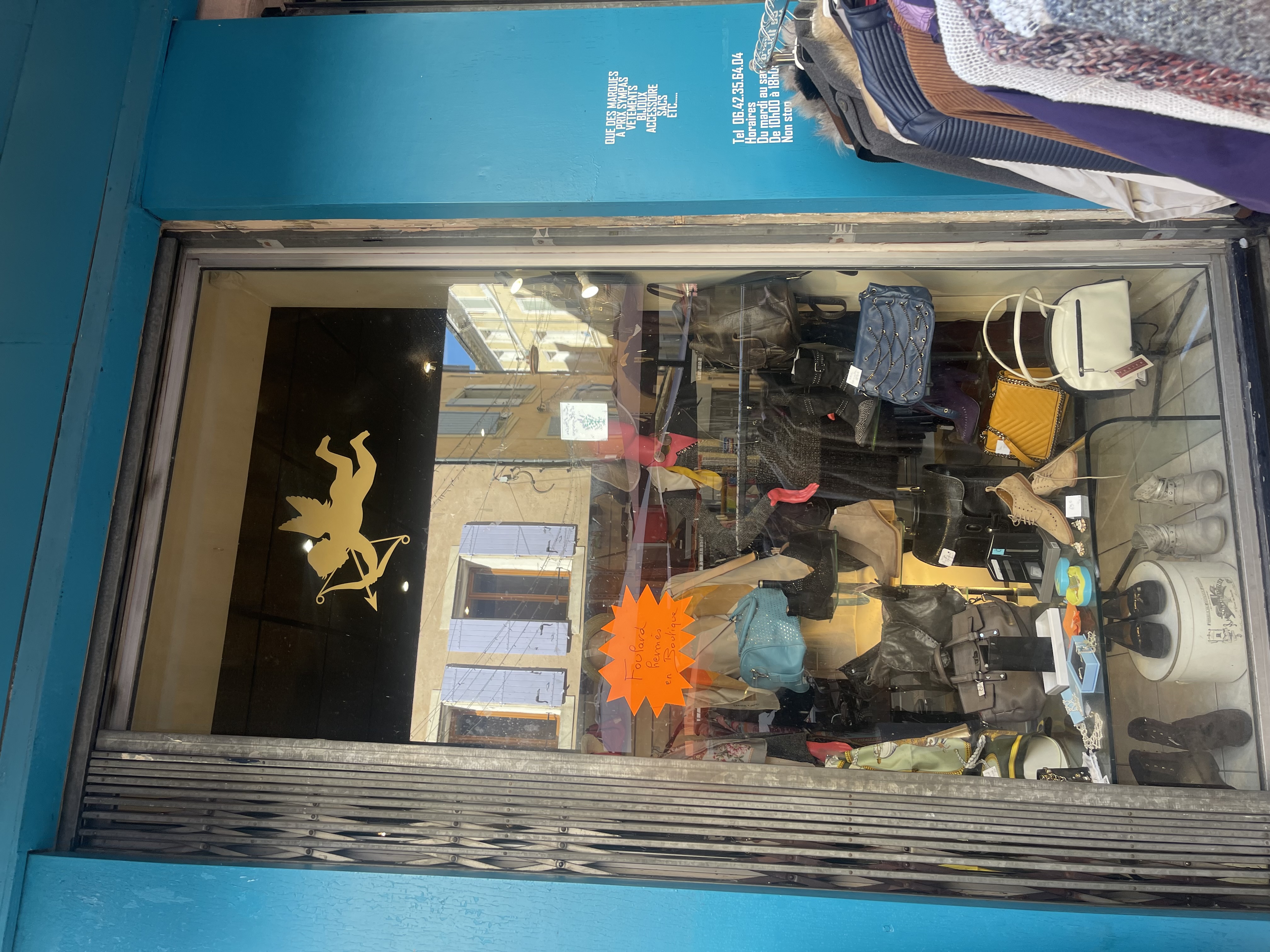 Prix en baisse
Dépôt vente de marques vêtements, chaussures accessoires ,sacs Hermes ,Louis Vuitton,Dior et bien d’autres marques.
Dans un charmant village du luberon 84400 Apt avec un des plus beaux marchés provençaux le samedi.
Boutique tenue depuis 6 ans située sur une magnifique place entourée de restaurants au cœur du centre-ville.
Trois vitrines 
Droit au bail avec fichier de clientèle et possibilité d’accompagnement prix 15000 e.
Loyer mensuel 620 e.
Possibilité d’acquérir le local nu pour changer complètement d’activité ,vente à emporter,glacier…. Etc….
Me contacter en direct sans frais d’agence