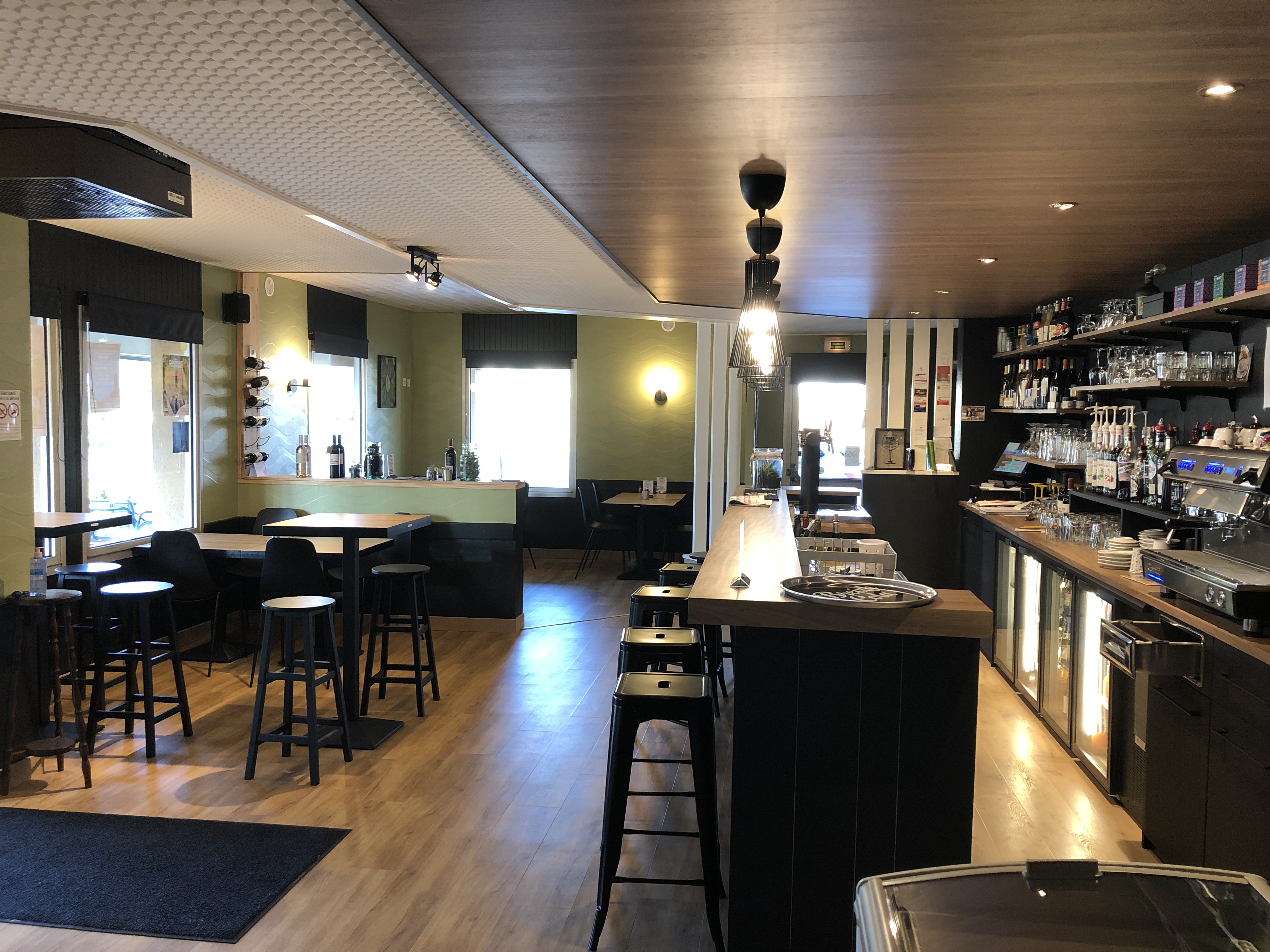 Vend Bar restaurant , murs et fonds, dans une commune de 3200 habitants, proche de Morlaix, sur un axe passant entre Finistère Nord et Sud.
Établissant entièrement rénové en janvier 2022, capacités de 70 couverts intérieur et 40 en terrasse, chiffres d’affaires en net progression depuis 2022, aujourd’hui n’est pas exploité à 100%, ouvert du lundi au jeudi de 7h30 à 14h00 et le vendredi et samedi jusqu’à 21h00.
Possibilité de développer les après midi et le soir en semaine.
Type de restauration, pizzas, burgers, plats cuisinés.
A l’étage un appartement en duplex entièrement rénové en 2023, il se compose de 5 chambres, 2 salles de bains, 2 wc, séjour / salon, cuisine équipée, balcon de 10m2