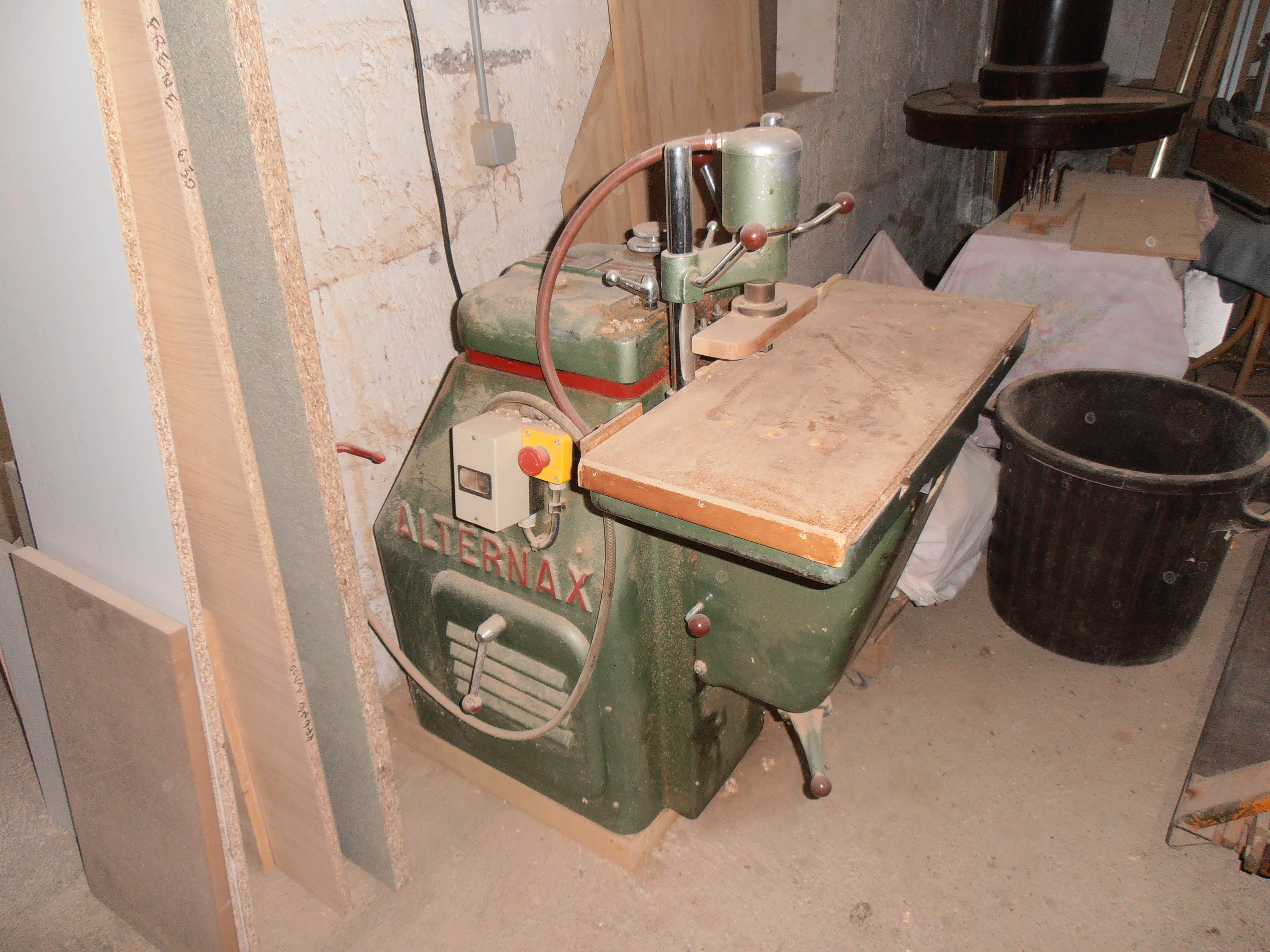 Cession d'une entreprise d'ébénisterie restauration de meubles (installée depuis 1995) .
Atelier 250m2 en location (430 € par mois) disposant d'une cour et de 2 garages.
Locaux équipé de chauffage au bois, air comprimé dans la partie atelier et machines raccordées à l'aspiration centralisée 3 sacs.
Un local est dédié à la finition, équipé d'une cabine d'aspiration.
Bureau environ 15m2, toilette, 
Machines anciennes mais en très bon état et aux normes, estimées à 25000 €.
Possibilité de céder aussi un stock de bois d'œuvre ainsi qu'un stock de quincailleries anciennes, prix à débattre.
Aucune concurrence directe à 40km aux alentours, zone de chalandise assez vaste.