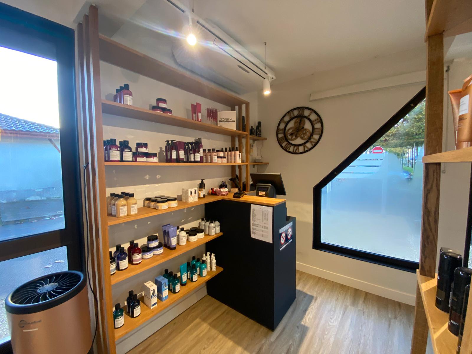 A vendre : fond de commerce  de salon de coiffure 

 – Belle opportunité à saisir !

Situé au centre du village de Labouheyre, ce salon de coiffure bénéficie d’une excellente visibilité et d’un accès facile avec parking à proximité. 
Implanté depuis plusieurs décennies, il bénéficie d’une clientèle fidèle et régulière.
Le local, d’une surface de 70 m², a été entièrement refait à neuf en 2023 et se compose de :

_ 8 postes de coiffage parfaitement agencés
_ 3 bacs à shampooing
_ une réserve fonctionnelle 
_ un bureau 
_ une buanderie avec un espace repas

L’activité est actuellement tenue par un exploitant et une salariée en CDI (37h).
👉 Possibilité de progression, le volume d’activité permettant de faire travailler jusqu’à 4 personnes.
Cette affaire clé en main est idéale pour un(e) professionnel(le) souhaitant s’installer dans une commune dynamique, au cadre de vie agréable, et reprendre une entreprise solide appuyée sur une clientèle locale fidèle et attachée au salon.

📍 Emplacement : Labouheyre (Landes)
📐 Surface : 70 m²
💡 Atouts : Local refait à neuf, belle visibilité, clientèle fidèle, fort potentiel de développement
💰Loyer mensuel  : 700 €