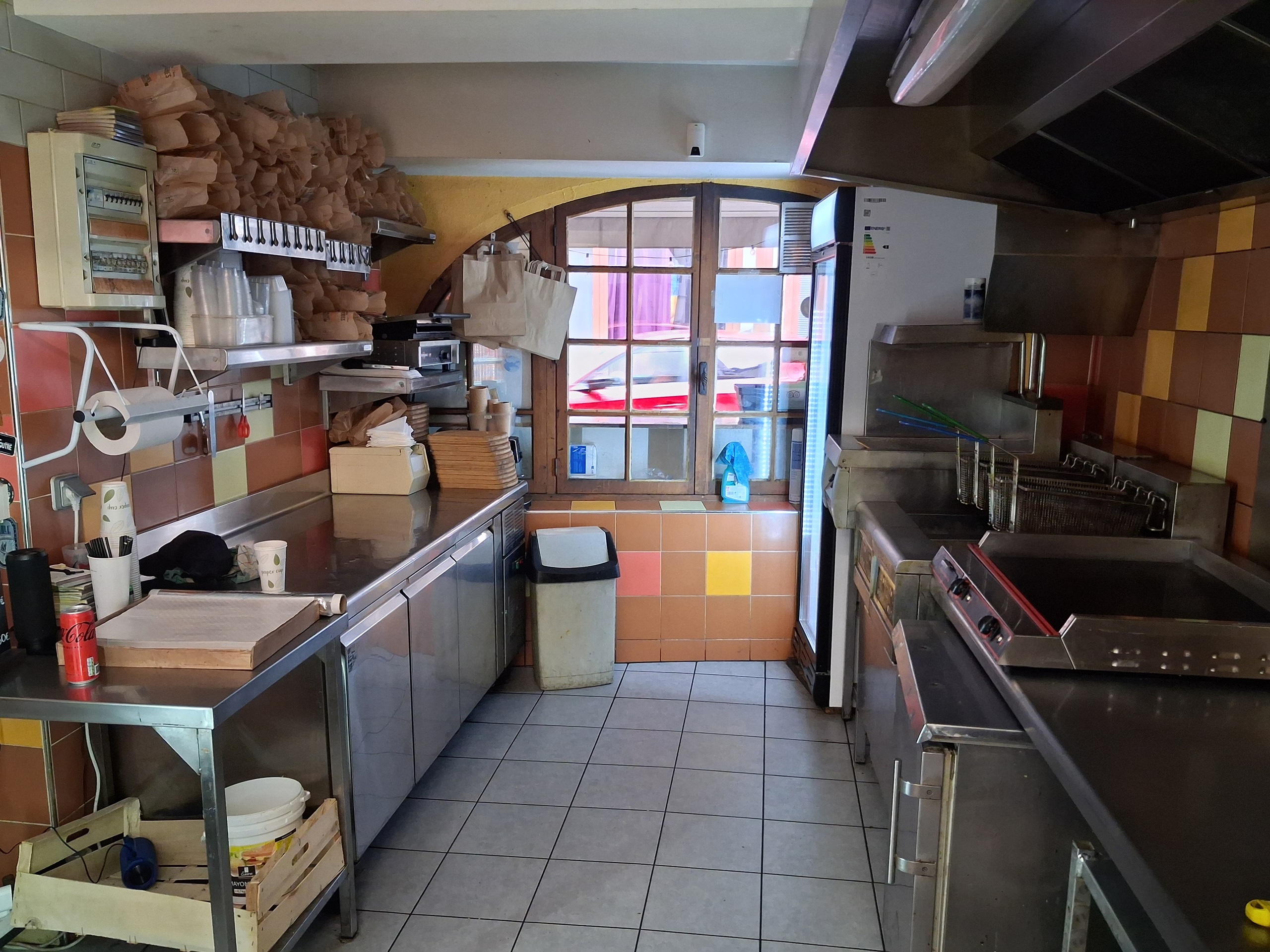 À reprendre : Québec Burger – Adresse emblématique du cœur de Cluny (71)
	Chiffres clés : CA : 231.000 €, Valeur Ajoutée : 29,2%
	Un emplacement stratégique et vivant : Situé en plein cœur du centre historique de Cluny, sur une rue commerçante à fort passage (piétons et véhicules), à proximité immédiate de boutiques dynamiques (mode, déco, caviste, coiffeur, bijouterie).
Cluny bénéficie d’une zone de chalandise attractive (30 000 habitants à 25 min) et d’un flux touristique de 250.000 visiteurs/an (Abbaye, Haras National, Arts & Métiers, évènement Gadz’Arts, Taizé).
	Un concept simple et performant : Burgers maison, nuggets, options végétariennes, formules adaptées à tous les budgets ; 70 % des ventes à emporter / 30 % sur place (12 couverts en salle + 10 en terrasse) ; Clientèle fidèle : étudiants, familles, touristes.
	Les atouts de l’entreprise : 1 salariée expérimentée (5 ans d’ancienneté), autonome et polyvalente ; belle notoriété et image qualitative.
	Outil de travail fonctionnel : cuisine spacieuse et équipée, matériel complet et entretenu (friteuses Fry Master, plaque induction, frigos, caisse tactile…) ; loyer : 556,85 € TTC/mois ; Accessibilité PMR en salle.
	Affaire à céder pour déménagement hors région, accompagnement proposé, montant souhaité : 192.000€ pour le fonds