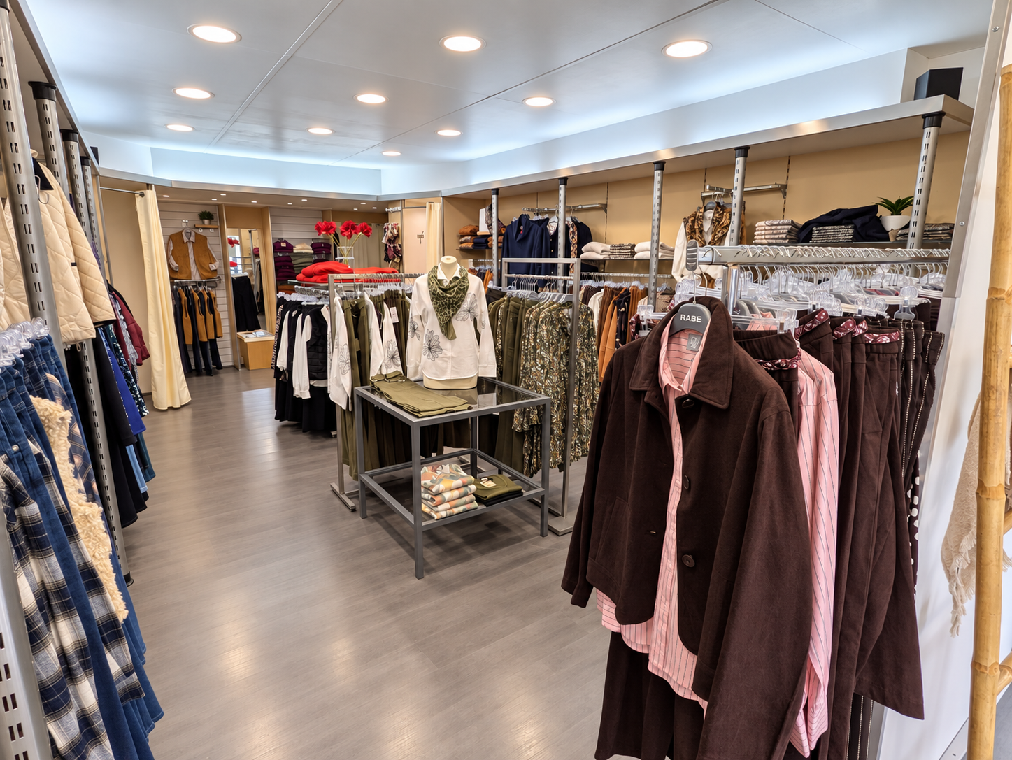 Vente d'un fonds de commerce de prêt-à-porter & accessoires féminins, idéalement situé au cœur de la rue Pasteur, principale artère commerciale du centre-ville de Landivisiau. Bénéficiant de nombreuses places de stationnement gratuites dans la rue, et située à proximité de nombreux commerces et services, cette boutique multimarques indépendante, saine et rentable, représente une belle opportunité de reprise avec un local entièrement équipé et un emplacement n°1.

La boutique Julie propose une large sélection de collections issues de marques reconnues à l’image de Julie Guerlande, Rabe ou encore Stark, dont l’exclusivité localement assure une clientèle fidèle.

Le local est composé d’un espace de vente de 40m², d’une réserve de 10m² environ, ainsi que d’une vaste arrière-pièce à aménager, avec coin cuisine. L’accès au local est entièrement sécurisé grâce à une grille métallique.

Fonds de commerce : 40 000€ + stocks (valeur actuelle d’environ 40 000€).

Murs commerciaux : disponibles à la vente ou à la location.

Performances commerciales :

CA HT 2025 : 143 600€.
Résultat net 2025 : 24 528€.

Dans le cadre du départ à la retraite de la gérante, installée depuis près de quarante ans, ce commerce bénéficiant d’une excellente réputation sur le secteur, est disponible à la reprise dès à présent, avec un accompagnement à la reprise possible si souhaité.