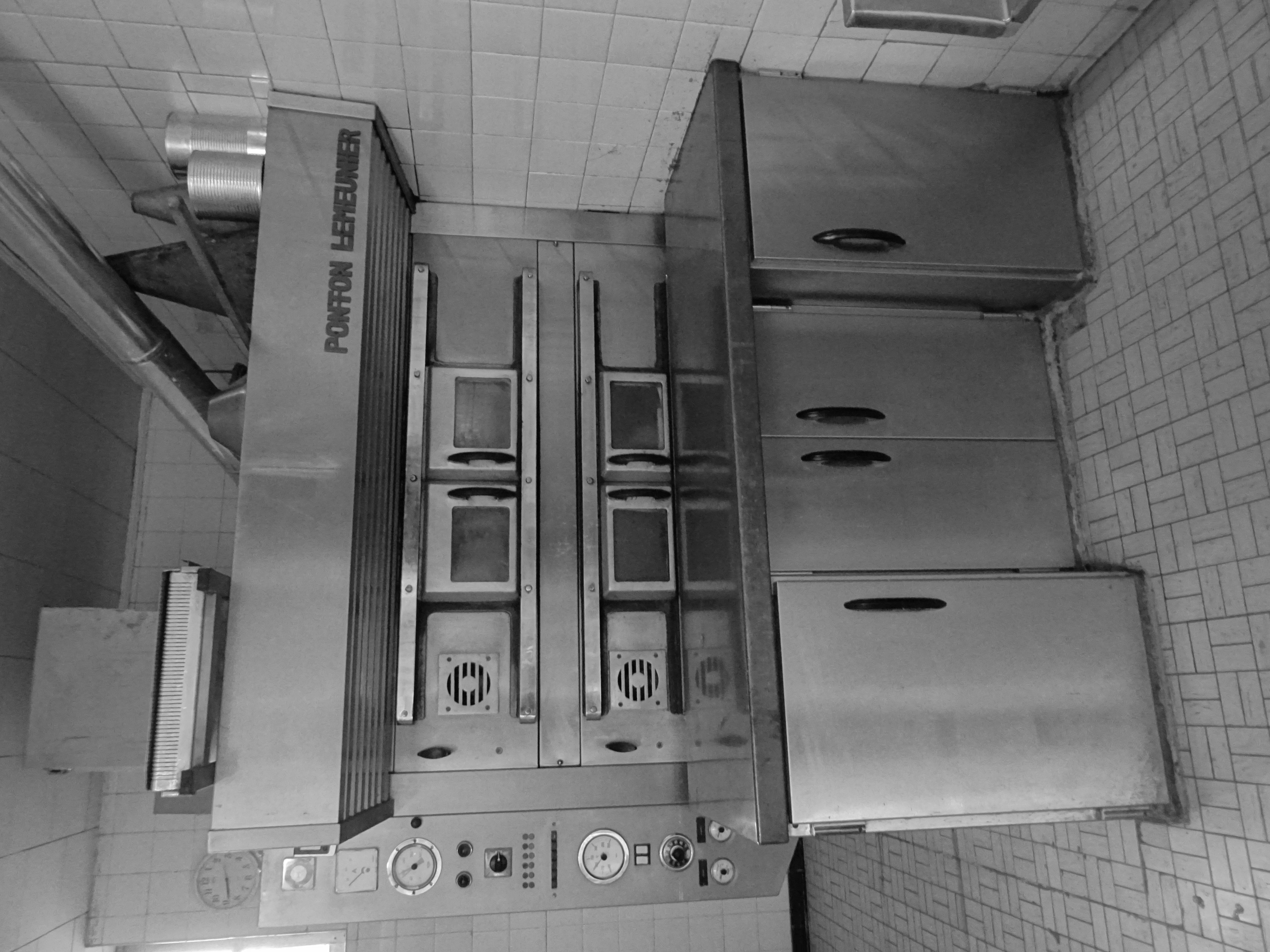 Vous rêvez de vous lancer alors n'hésitez plus… Nous vous proposons cette belle Pâtisserie - Chocolaterie - Confiserie - Glacerie  située sur l'Avenue Principale d'une petite ville de Bourgogne sur l'Axe RCEA et de la gare TGV à 1h30 de Paris et 40 mn de Lyon.
Beau magasin de 24M² rénové en 2018 avec deux laboratoires offrant une surface de travail de 64 M².
Equipement en parfait état (détail sur demande) ainsi qu'au magasin, vitrine réfrigérée, armoire négative ou positive, vitrine chocolat.
Excellente rentabilité, clientèle fidélisée depuis notre installation il y a 33 ans.
A l'étage se trouve deux pièces servant actuellement de stockage avec salle de bain et  WC mais pouvant servir de logement pour commencer.
Bail renouvelé en 2020 avec loyer mensuel de 550 €
Pris de vente hors stock 80 K€.
Conditions attractives, n'hésitez pas à nous contacter pour tout renseignement.