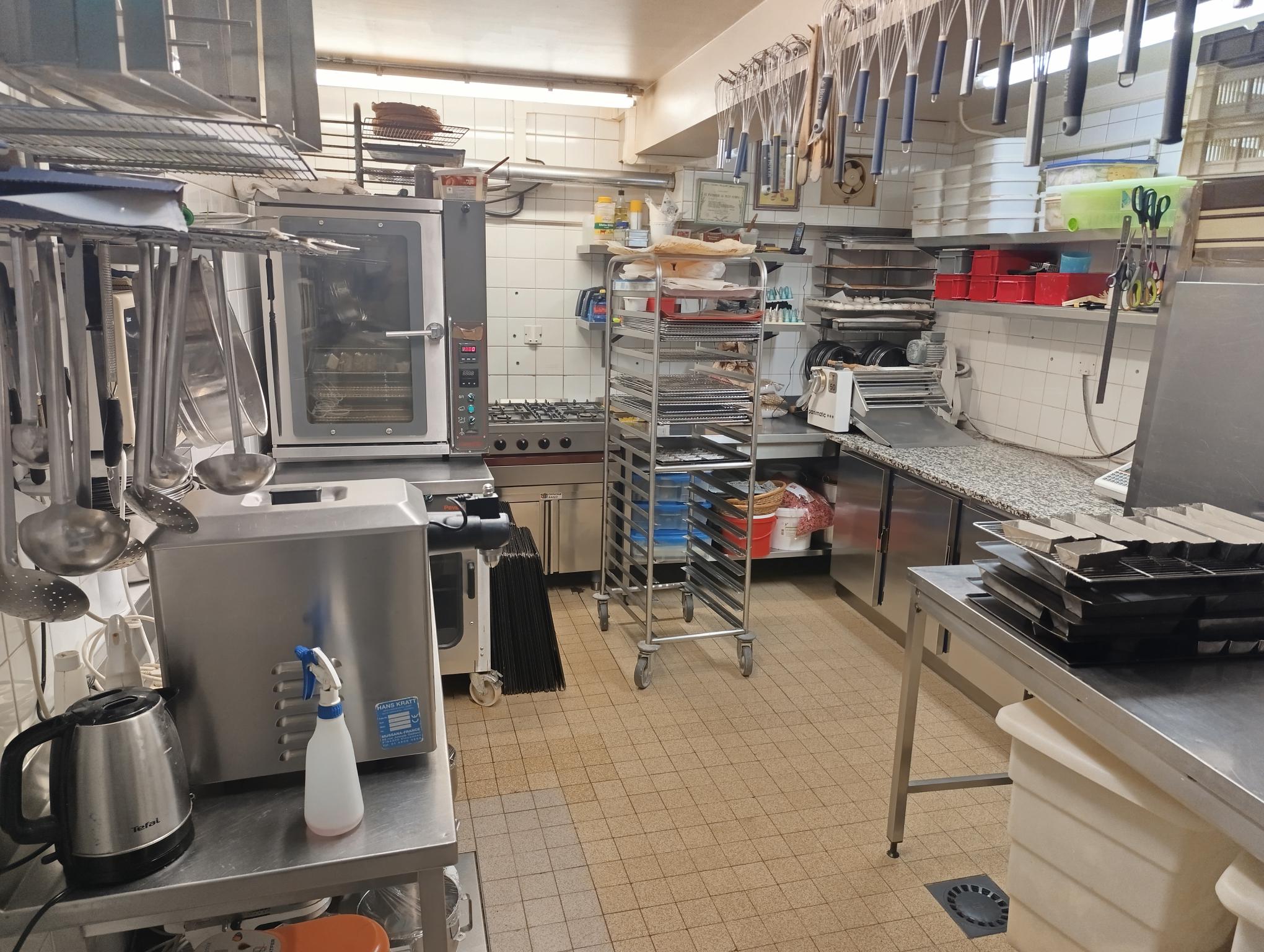Vends pâtisserie Chocolaterie Glacerie au cœur d'une ville thermale et touristique du bourbonnais.
Idéale pour première installation.
Matériel en très bon état.
Descriptif : 

-	Four ventilé 8 plaques Pavailller + étuve
-	2 tours réfrigérés 3 portes
-	Batteur 20L 40L Bongard
-	Robot coupe R35
-	Chambre froide
-	Machine à chantilly
-	Congélateur surgélateur 4 portes Panimatic
-	Congélateur 2 portes Odic
-	Congélateur 6 portes Odic
-	Cellule de refroidissement et surgélation
-	Eplucheuse à pommes de terre Robot Coupe
-	Enrobeuse chocolat Gold2

Horaires d'ouverture :
- Du mercredi au samedi : 7h-12h30 15h-19h
- Dimanche : 7h-12h30
5 semaines de congés par an
Appartement :
- 1er étage :  cuisine, salon/salle à manger, WC + lavabo
- 2ème étage : trois chambres climatisées et salle de bain et WC
Possibilité d'achat des murs
