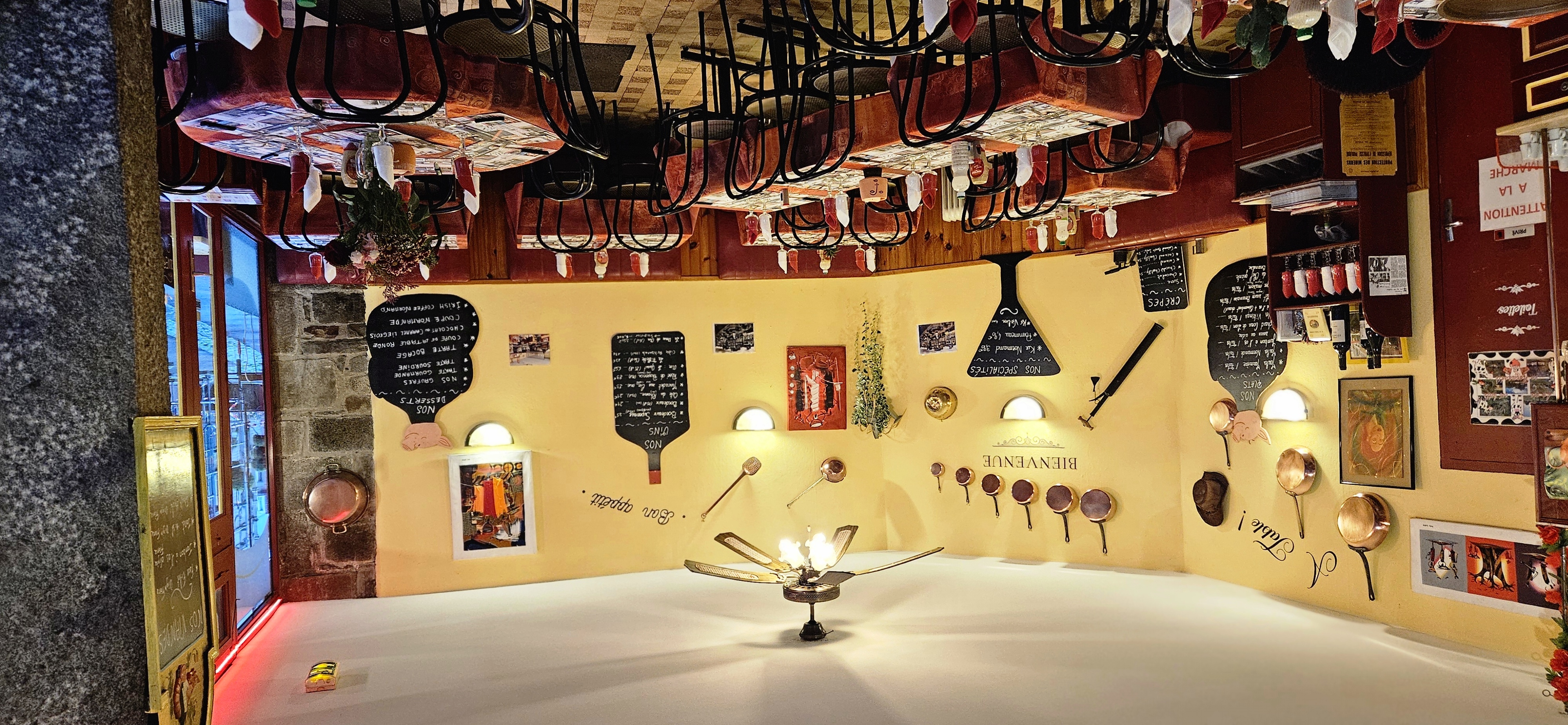 Dans la cité du cuivre près de l A84 Restaurant Rôtisserie Brasserie dans la seule rue piétonne du village étape 
Cuisine Ouverte 
Pas de personnel à reprendre 
IDEAL POUR UN COUPLE 
Salle 43 couverts, Terrasse 32 couverts