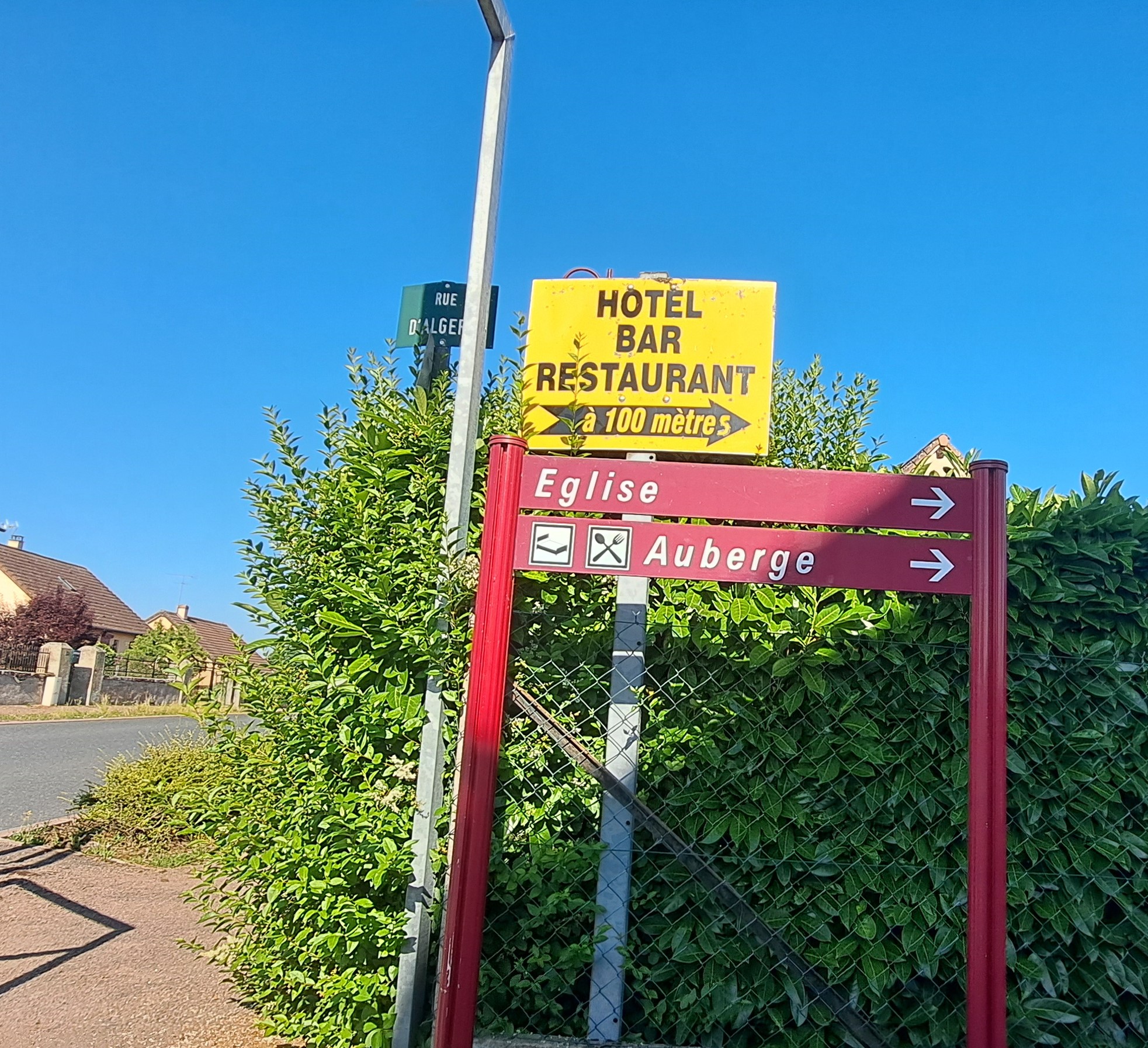 A louer bar- restaurant du village situé sur la place de l'église à Montbeugny, commune rurale à proximité de Moulins, préfecture de l'Allier, mais aussi de l'A79, du PAL, du Logiparc et de l'aérodrome. 
Bail commercial comprenant licence 4. Loyer de 550 € /mois. 

Logement type T5 possible pour l'exploitant. Loyer de 350 € / mois. 

Etablissement exploité depuis 30 ans, par un couple de restaurateurs. Fermé depuis fin mai pour retraite. 

Locaux " vidés" mais en bon état. A rééquiper : matériel de cuisine, déco, tables et chaises. 
Possibilité de rouvrir l'épicerie : prévoir étagères, vitrines, caisse, balance...
Possibilité d'exploiter les 3 chambres d'hôtel : prévoir literie, mobilier, TV.

Affaire idéale pour un couple. A visiter.

La commune et ses habitants sont impatients d’accueillir leurs nouveaux aubergistes ; pour faciliter votre reprise d'activité et vous assurer les premiers clients, une association d'habitants continue à proposer dépôt de pain, journaux et café en vous attendant.

Cette nouvelle vie vous intéresse ? N’attendez plus et prenez contact avec la CCI Allier – Gersande SOURCEAU – au 04 70 35 40 08 ou g.sourceau@allier.cci.fr