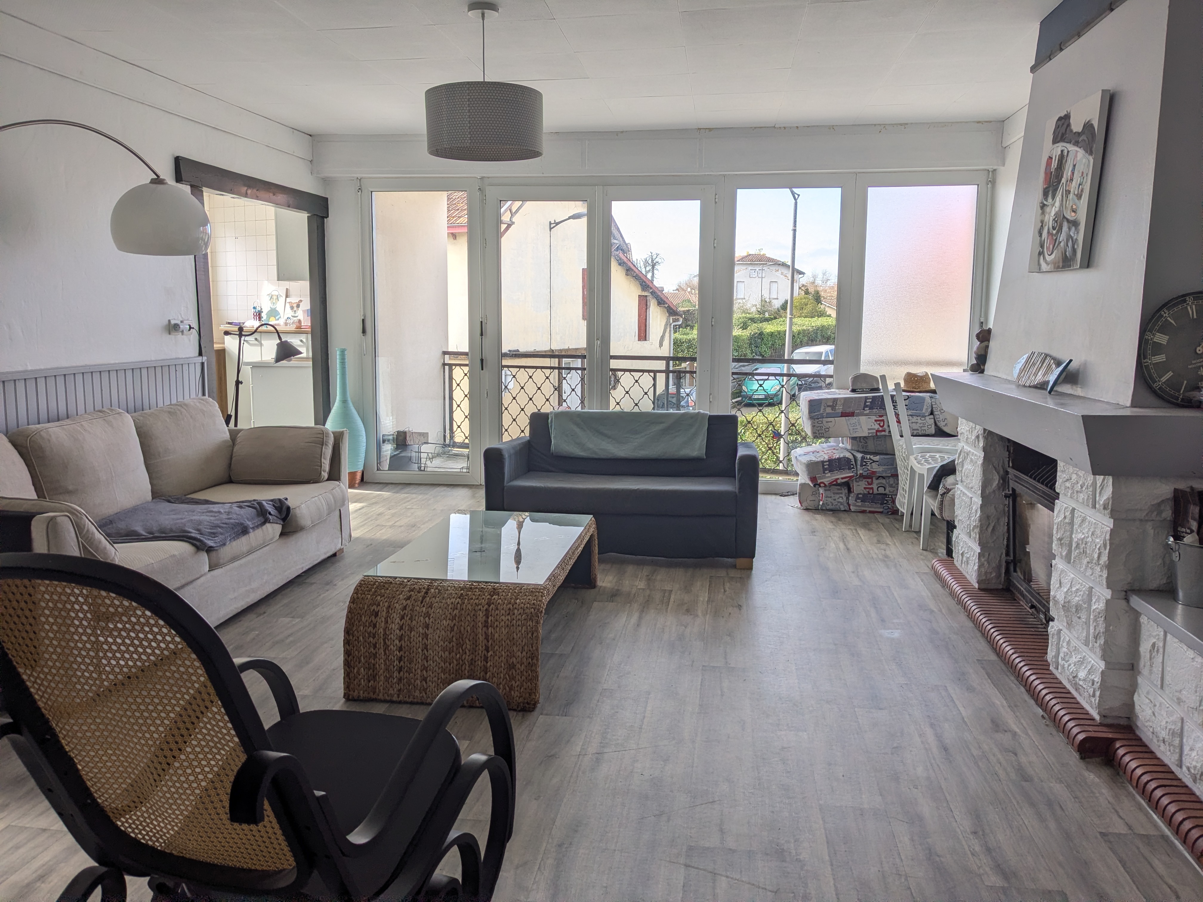 À vendre bâtiment avec local commercial Bar Restaurant au rez-de-chaussée et logement à l’étage.
Entièrement rénové en 2021, pas de travaux à prévoir.
Aménagement du local commercial de 130m :
-un côté bar et une salle de restauration chaleureuse. Capacité 40 à 50 couverts.
-une terrasse côté boulevard puis une très grande terrasse privée de 490 m² aménagée (capacité 50 à 100 couverts).
-une cuisine professionnelle équipée
-une plonge et 2 espaces de stockage
-une dépendance de 30m² avec chambre froide
-un WC PMR et un WC privé
Le logement à l’étage de 100m² avec entrée indépendante est composé d’une entrée, d’un séjour double avec balcon, d’une cuisine ouverte aménagée et équipée, de 2 chambres (avec possibilité de faire une 3ème chambre), d’une buanderie, d’une salle d’eau et d’un WC.
Idéal comme logement de fonction ou pour accueillir un salarié.
Disposition commerciale : vente du bâtiment et du fond de commerce avec
Bâtiment : 218 500€ (hors frais de notaire ou d’agence)
Fond de commerce : 69 000€ (hors stock et frais de notaire) avec licence IV comprise.
Pour plus de renseignements (chiffre d’affaire, photos supplémentaires,…) nous contacter.
Curieux s’abstenir.