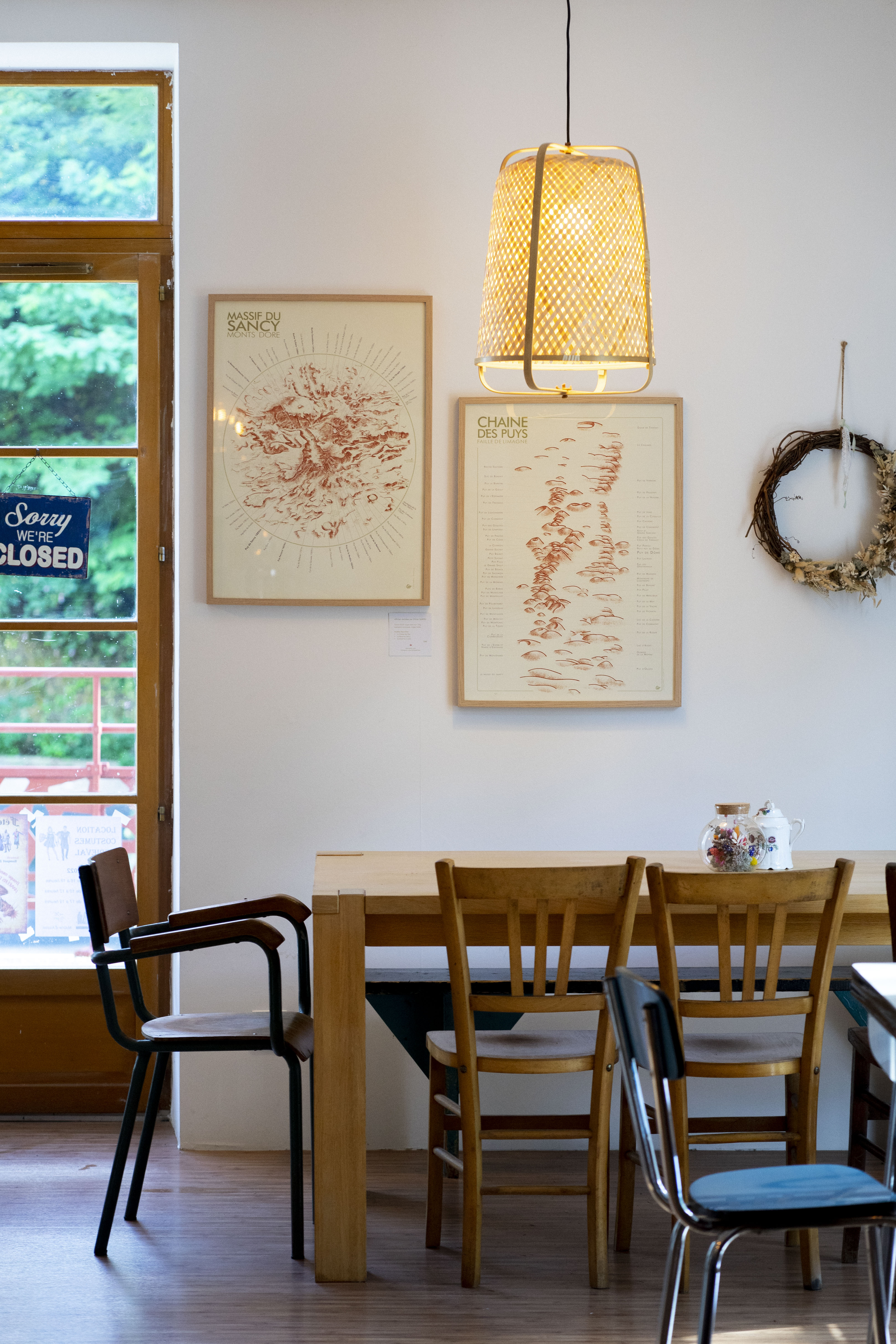Café de village chaleureux et atypique, apprécié pour son ambiance conviviale et ses animations 
📍 Localisation : Auzon (Haute-Loire), charmant village médiéval entre Issoire et Brioude, labellisé “Petites Cités de Caractère”. La vie du village est rythmée par des temps forts annuels : Fête Rétro, Fête Médiévale, brocantes, marché de producteurs les jeudis soirs d'été.

🔎 Description du fonds
* Clientèle fidèle : locale, touristique et de passage
* Emplacement privilégié : au pied de la cité médiévale / bâtiment historique rénové par la municipalité / attenant à l'épicerie associative Au Panier d'Auzon / grand parking 
* Surface du local : salle 40m2 / cuisine 11m2
* Terrasse : grand jardin de 300 m2 pouvant faire office de terrasse et accueillir des événements (concert, spectacle)
* Licence : licence IV propriété de la mairie et incluse dans le bail 
* Matériel et mobilier inclus 
* Droit au bail : commercial 3/6/9 ans en cours – loyer mensuel 346 euros TTC incluant l’usage de la licence IV

💬 Points forts
✔ Belle réputation locale (note 4.7/5 sur Google, 5/5 sur Tripadvisor) ✔ Cadre pittoresque dans un village touristique
✔Grand jardin
  ✔ Clientèle régulière + événements réputés localement