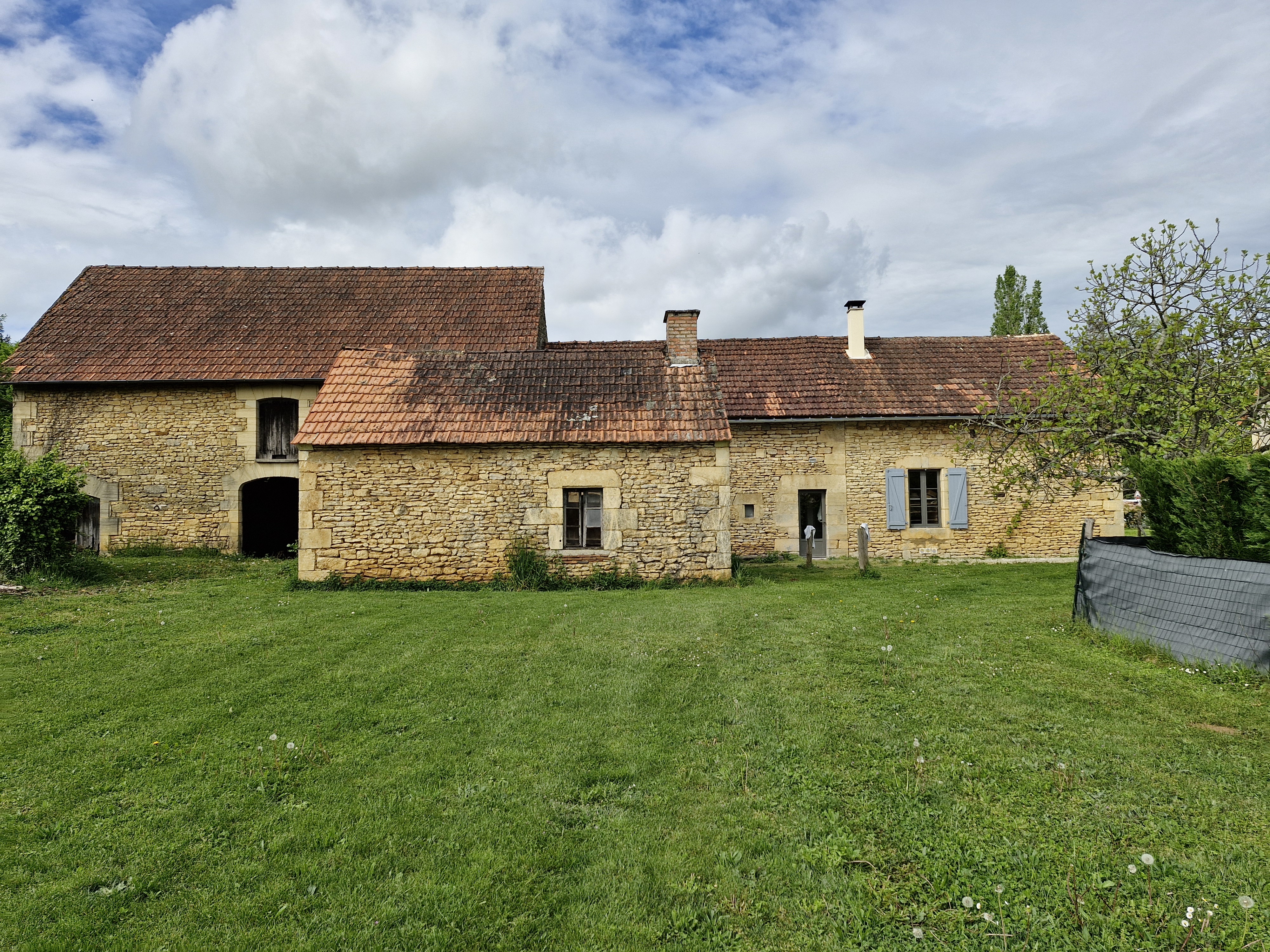 La commune rurale de Saint-Crépin-et-Carlucet, située au cœur du Périgord Noir à seulement 13 km de Sarlat-la-Canéda, lance un Appel à Manifestation d’Intérêt pour la valorisation d'une ancienne grange au centre du village.

📍 Le site :
- Au cœur de la région touristique du Périgord Noir
- Une surface valorisable de 107 m² en rez-de-chaussée, totalisant 260 m² avec un étage et une annexe.
- Un vaste terrain de 5000 m², partiellement constructible.
- Une très bonne visibilité le long de la route départementale 60 qui relie Sarlat à Brive, fréquentée par 2000 véhicules par jour.

🎯 L’objectif de la commune : Installer une activité qui puisse participer à l’animation de la vie du village, si possible à l’année afin de réduire les impacts de la saisonnalité. Le type d’activité qui serait accueilli est volontairement laissé ouvert : espace de restauration, locaux pour des activités artisanales ou culturelles, autre… Une ouverture du lieu au public serait souhaitée, pour en faire un lieu à destination des habitants et des touristes.
🔄 Modalités de valorisation : La commune laisse une flexibilité quant aux modalités de valorisation du site, que ce soit par location ou vente. Cela permet aux porteurs de projets de se positionner sur l'option qui correspond le mieux à leurs besoins.

🗓️ Candidatures ouvertes du 12 mai au 30 juin 2025. Pour plus d'informations, télécharger le règlement de consultation sur le site internet de la commune . 🔗 

Ne manquez pas cette occasion de contribuer à la dynamique locale et de participer à la préservation du patrimoine du Périgord Noir. Nous sommes impatients de découvrir vos projets !

#PérigordNoir #Opportunité #ProjetInnovant #Patrimoine #DéveloppementLocal #SaintCrépinEtCarlucet