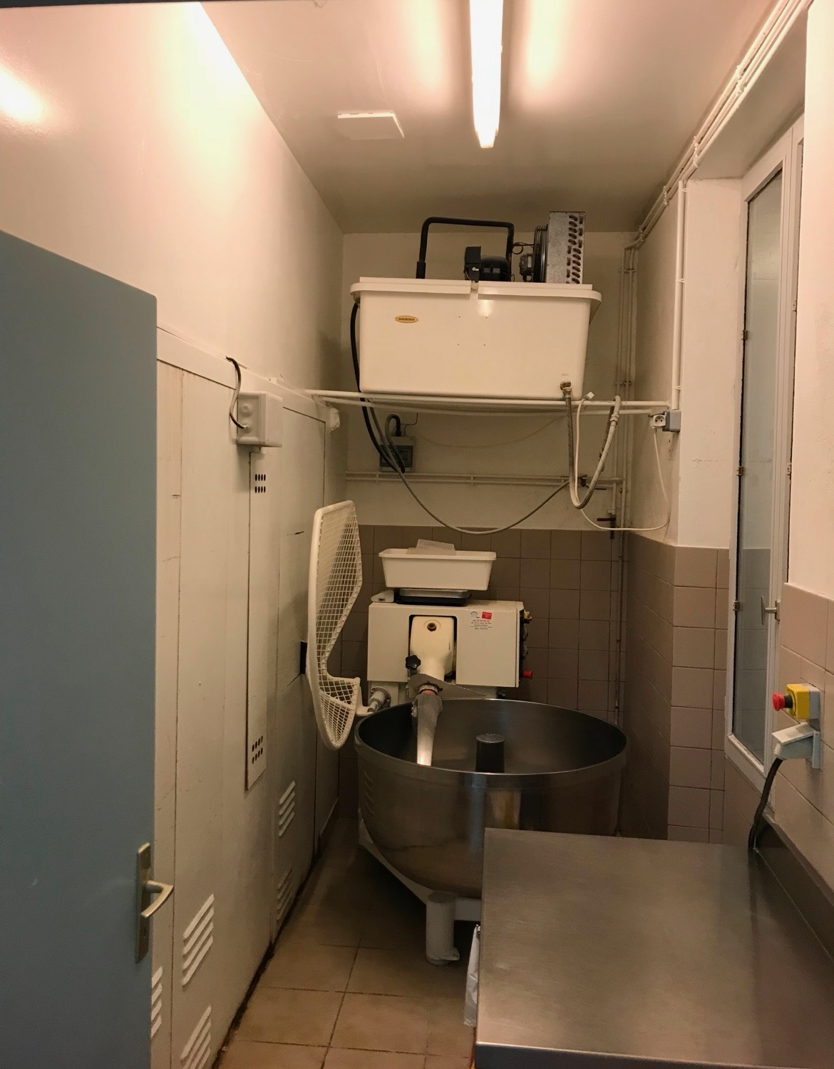 URGENT vend fond de commerce boulangerie -pâtisserie - épicerie dépôt de gaz , situé a 15 km de l océan dans un village en plein développement de 1300 habitant environ, c est un village où il fait bon vivre .de nouvelles cités ont vu le jour et d'autre en cour de construction, à proximité :école primaire garderie, espace de jeux , bibliothèque et de nombreux associations .
la boulangerie pâtisserie est le seul commerce alimentaire du village.
le commerce se compose:
-d'un magasin avec deux  vitrines :viennoiserie et l autre pâtisserie(moteur refait a neuf)
des présentoirs pour épicerie ,a l arrière du magasin une grande réserve pour épicerie ou autre donnant sur un grand jardin clos avec un très grand Hangard et accès au fournil.
le fournil :four électrique, chambre de pousses, diviseuse, pétrins, tours réfrigéré cinq portes avec dessus marbre neuf frigo américain spécial traiteur et matières premières.
le tout est très bien équipé, matériel entretenu, locaux sont lumineux, habitation, boutique et laboratoire.
logement dans le même bâtiment composé: entrée, pièce à vivre, cuisine américaine, bureau, salle de bain avec WC. Étage 2 grandes chambres, dressing, salle de bains .le loyer de 714€60 magasin +appartement
convient également pour première acquisition.de nombreuses choses sont à développées comme les livraisons, les dépôts, le petit marché, le coin terrasse , dépôt colis(relais colis) et de gaz etc..
JE RESTE A VOTRE DISPOSITION POUR PLUS DE PHOTOS ET RENSEIGNEMENT.
le prix est négociable
possibilité de vendre que le matériel