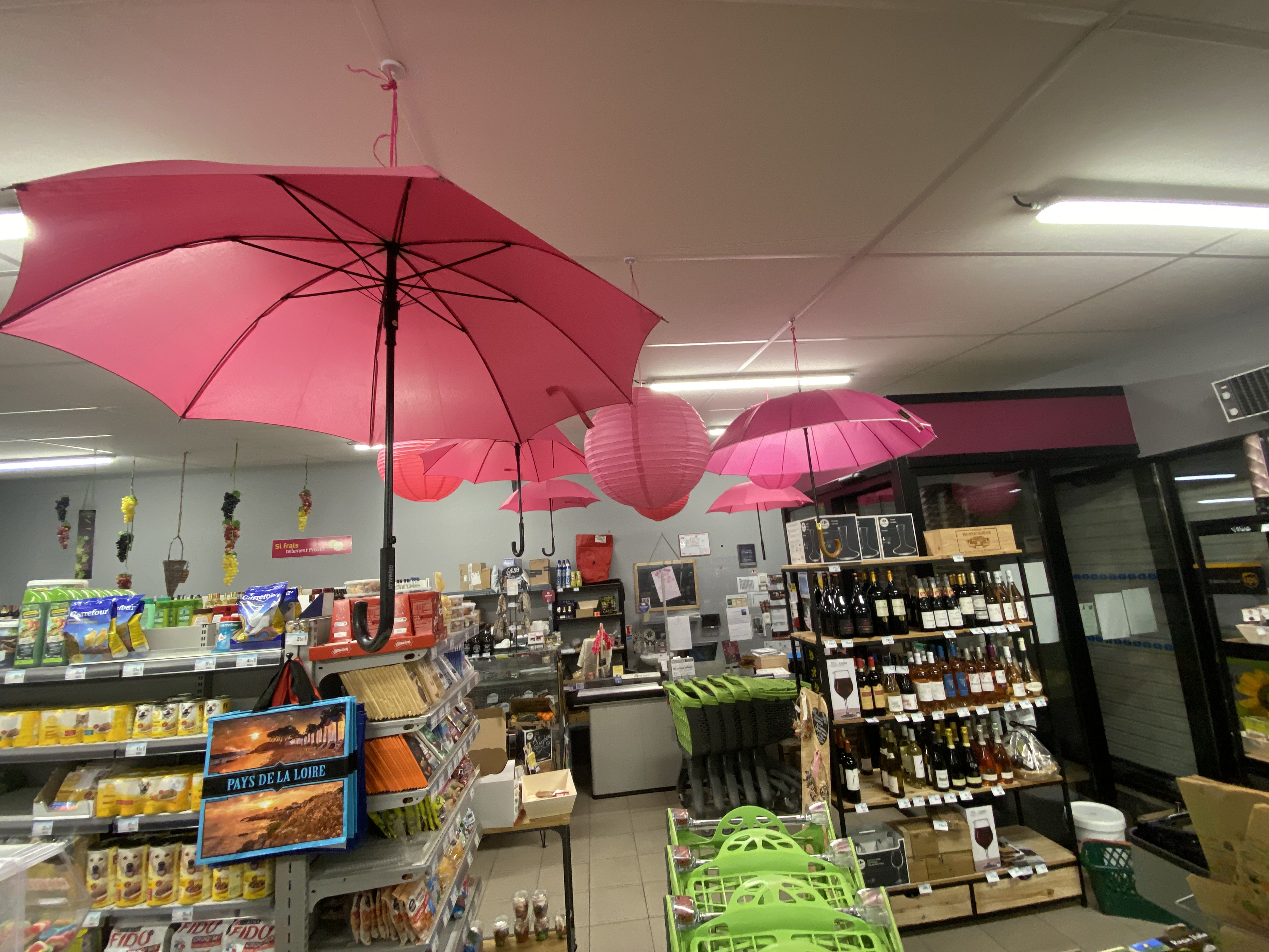 Envie de changer, c’est l’opportunité .!!!!!!
À vendre – Fonds de commerce d’une supérette – Cuillé (53 540), Mayenne

Située au cœur d’une commune dynamique et agréable, cette supérette bénéficie d’un emplacement stratégique avec une excellente visibilité et un grand parking pour la clientèle.
Chiffre d’affaires est de 520 000 € TTC et un petit loyer de 800 € par mois

	•	Surface de vente : 140 m²
	•	Réserve : 60 m²
	•	Création : 2015
	•	Équipement complet, bien entretenu et prêt à l’exploitation

Cette affaire est idéale pour deux personnes souhaitant reprendre une activité de proximité dans un village dynamique beaucoup de commerçants et artisans (boulangerie bar
,pharmacie qui va se déplacer et venir à côté du  magasin
 2, salons coiffeur 
2 garagistes 
Taxi. 
kinésithérapeute 
, infirmière,
 carreleur
 notaire
 esthéticienne
 centre canin ,
Un village qui bouge !!!!!
Et bien d’autres encore 
avec une clientèle fidèle et régulière.
Après 34 ans d’activité dans ce village, il est temps de prendre sa retraite. 
Je suis là pour vous accompagner
Affaire libre de suite
Catherine 

Atouts :
	•	Local en très bon état
	•	Aucun travaux à prévoir
	•	Facilité d’accès
	•	Potentiel de développement (gamme bio, produits locaux, services complémentaires…)

Prix de vente :125000€
Contact 0671387355
Mail proxi.cuille@gmail.com
