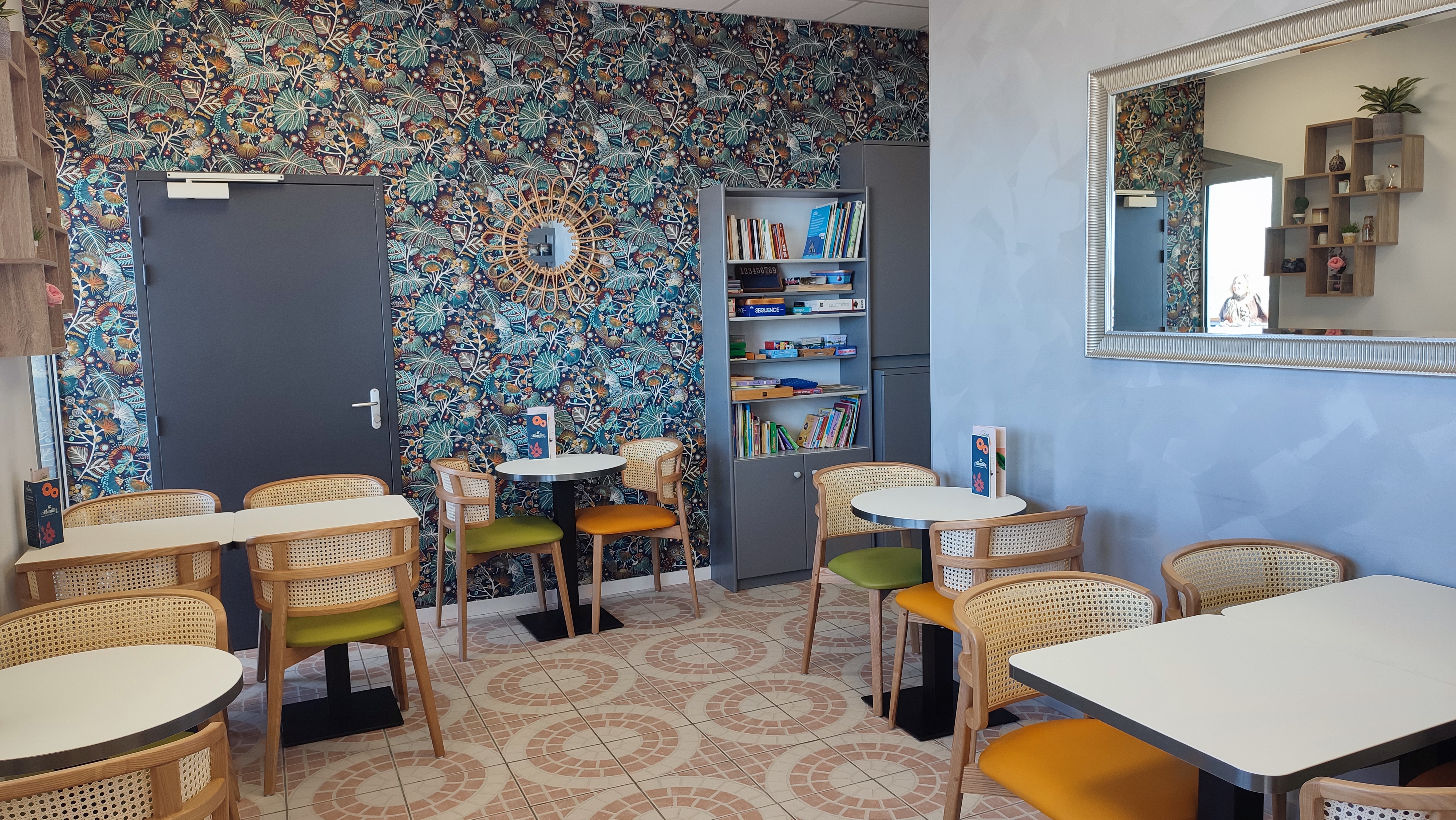 Pour cause retraite, nous vendons ce fonds de commerce SALON DE THE qui est situé à deux pas du port et des ruelles animées de Saint-Gilles-Croix-de-Vie. Il est composé d'une  salle conviviale intérieure de 18 places et de deux terrasses ensoleillées face mer d'une capacité de 60 places au total. Pas de salarié à reprendre, mobilier intérieur changé en octobre 2024 et équipements aux normes et prêt à l'emploi.
Apport minimum de 50 000 euros.