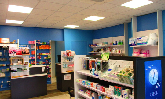 Vous êtes pharmacien·.ne et vous avez le souhait de vous installer dans un environnement professionnel stable, dans un cadre de vie verdoyant et accueillant ?


Saint-Pois vous attend !

La commune recherche activement un repreneur pour son officine de village, suite au départ à la retraite du pharmacien actuellement en poste. Une vraie opportunité à saisir : patientèle fidèle, conditions de travail optimales et fort potentiel territorial.

Pourquoi s’installer à Saint-Pois ?

Pharmacie rénovée et aux normes, située dans un bâtiment communal, avec logement disponible à l’étage.
Implantation stratégique en bordure de route départementale, avec parking à proximité.
Environnement médical complet : trois médecins, Quatre infirmières, le tout à deux pas de la pharmacie.
Cadre rural dynamique, en plein cœur du bocage normand, au sein de la communauté de communes Villedieu Intercom.
Un service de santé essentiel, au service de la population locale et du bassin de vie environnant.
Vous cherchez une installation sereine, avec un soutien communal, dans un village vivant et bien équipé ?
Rejoignez Saint-Pois, une commune où exercer rime avec qualité de vie.

Contactez-nous dès maintenant pour échanger et visiter l’officine !