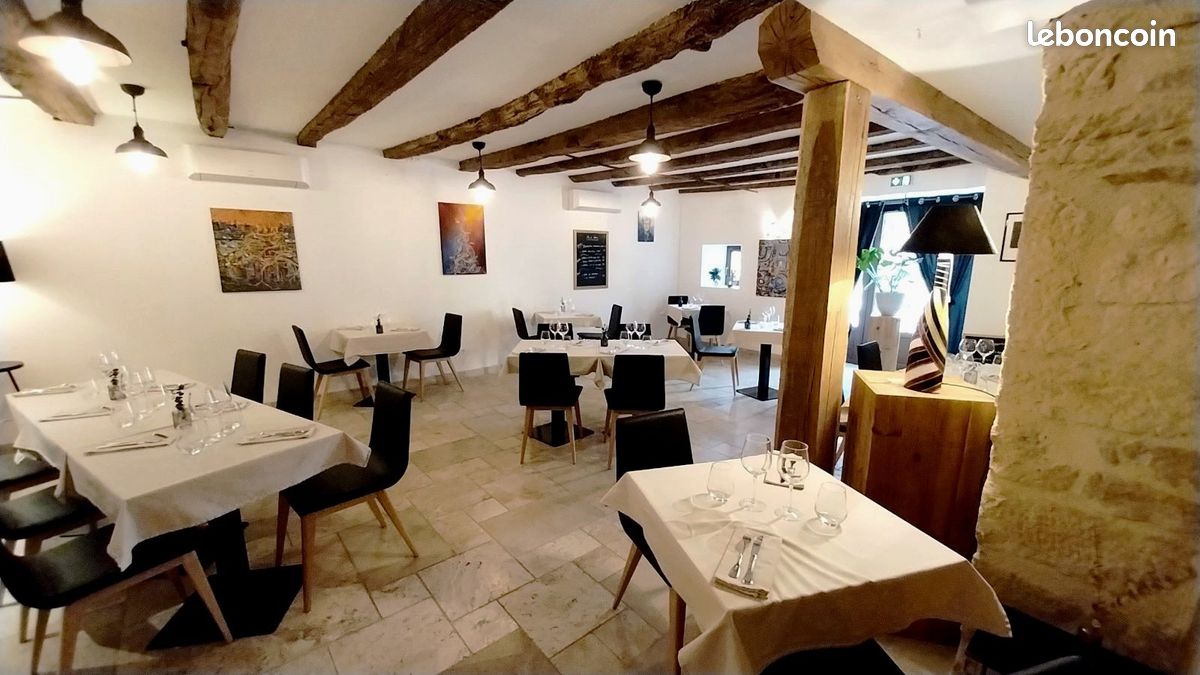 Situé dans le charmant village de Saint Martin le Redon, le restaurant "Le Loup Blanc" avec ses 4 chambres d'hôtes est une pépite à reprendre! Un établissement avec un bon niveau d'activité, connu pour son offre de restauration de qualité et son cadre agréable.

Salle de restaurant moderne et chaleureuse avec une capacité de 40 couverts, puis possibilité d'occuper une terrasse en devanture avec environ 40 couverts également. La cuisine professionnelle de 40m² est entièrement équipée avec du matériel entretenu. Espace pour 1 à 3 cuisiniers et 1 plonge. Equipement pour salle également compris (nappes, serviettes, vaisselle et couverts). La salle de restaurant possède un comptoir pour le bar, licence IV incluse, ainsi qu'un rayon épicerie (principalement épicerie fine).

Le restaurant est équipé avec une clim réversible (pompe à chaleur air/eau), double vitrage, isolation phonique/thermique pour un maximum de confort en toute saison.

Le commerce a un bel potentiel, CA moyen sur 3 ans de 310k € HT (croissance constante de +10%/an) avec EBE en 2024 de 28 400 €. Le fonds est cédé sans personnel mais la masse salariale actuelle est de 130k€, à titre indicatif. Le bâtiment appartient à la commune de Saint Martin le Redon, avec un loyer actuel de 1 200 €/mois charges comprises. (Bail incluant une part pour la location du restaurant et une part pour le logement de fonction). Développement possible sur les 4 chambres d'hôtes, non exploitées mais prêtes à l'emploi. Possibilité de création d'un espace bien être/SPA dans la cour intérieur. Coin épicerie du restaurant également à développer pour la population locale.

Logement de fonction de 95m² avec 2 chambres et 1 pièce pouvant servir de chambre/bureau, cuisine, salon, terrasse privative à l'étage. Idéal pour une famille ou du personnel.