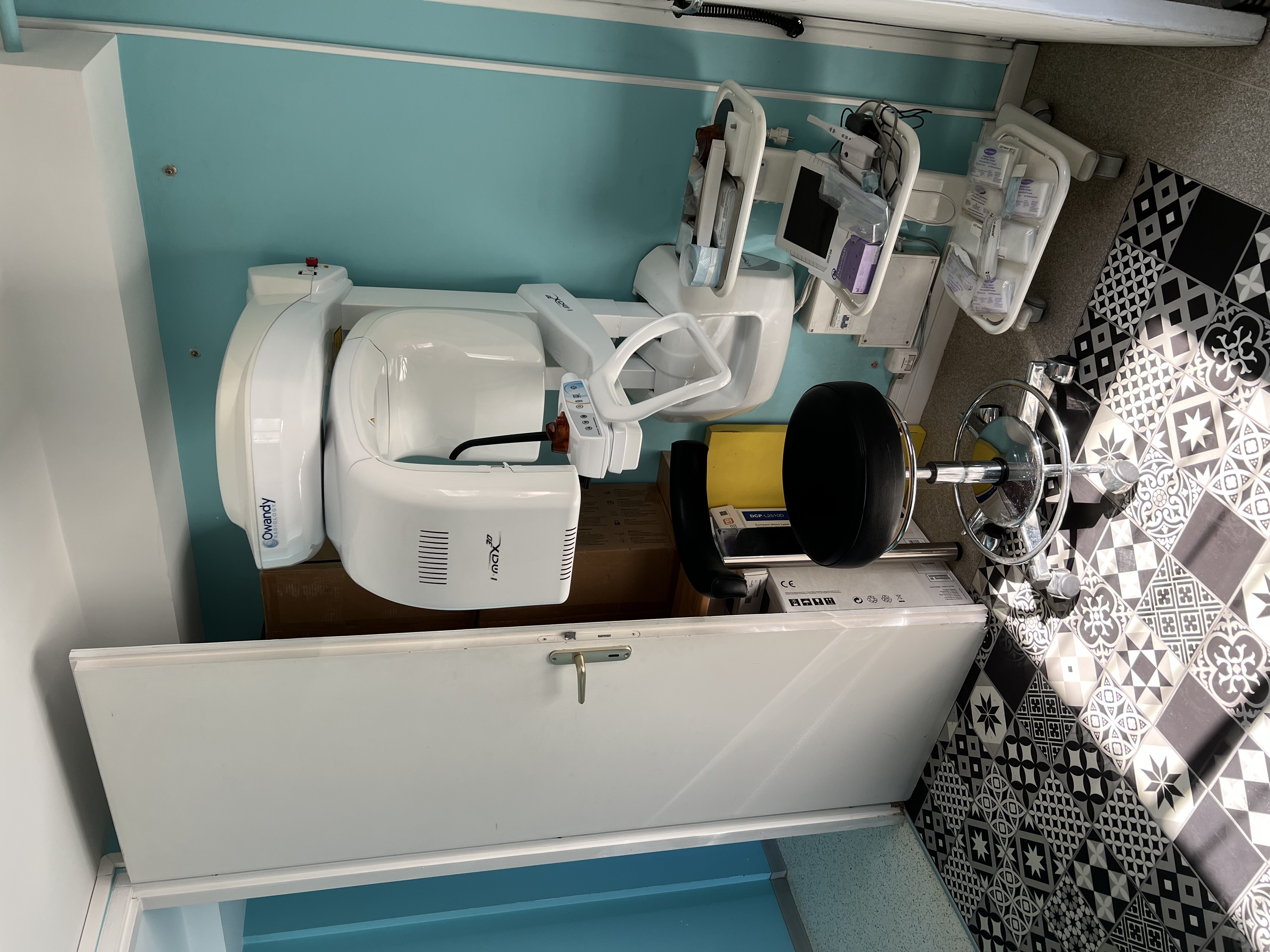 Proche de Montauban et à 45 minutes de Toulouse, pourquoi ne pas profiter d’une aide à l’installation pour venir dans un village tranquille du 82.
Tintinophile cède cabinet dentaire à Albias, très bien équipé et avec une super assistante qui vous facilitera grandement la reprise. Charges faibles. Parking réservé.  Cessation d’activité est prévue en octobre.  
Vous pouvez me contacter par message ou à l’adresse mail : cabdentdrprevost@gmail.com