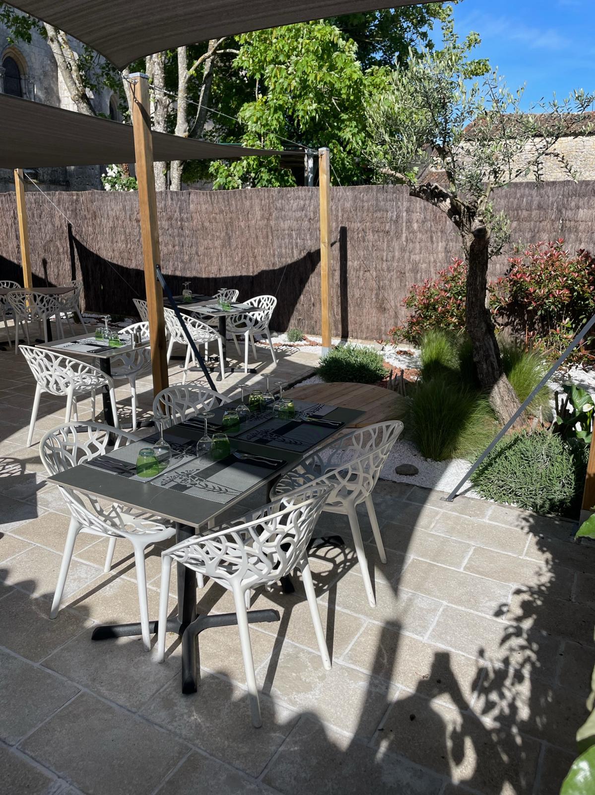 A vendre, restaurant de charme dans un petit village avec toutes commodités, 300m2.

Ce restaurant se compose de 3 salles de restaurant pour une capacité d'accueil d'environ 70 personnes ainsi que 3 terrasses pour environ 50 places assises. 

Il est équipé d'une cuisine professionnelle, d'un appartement pour le personnel ainsi qu'un garage d'environ 70m2.

Clientèles fidèles !! 

N'hésiter pas a nous constater pour plus de renseignements.