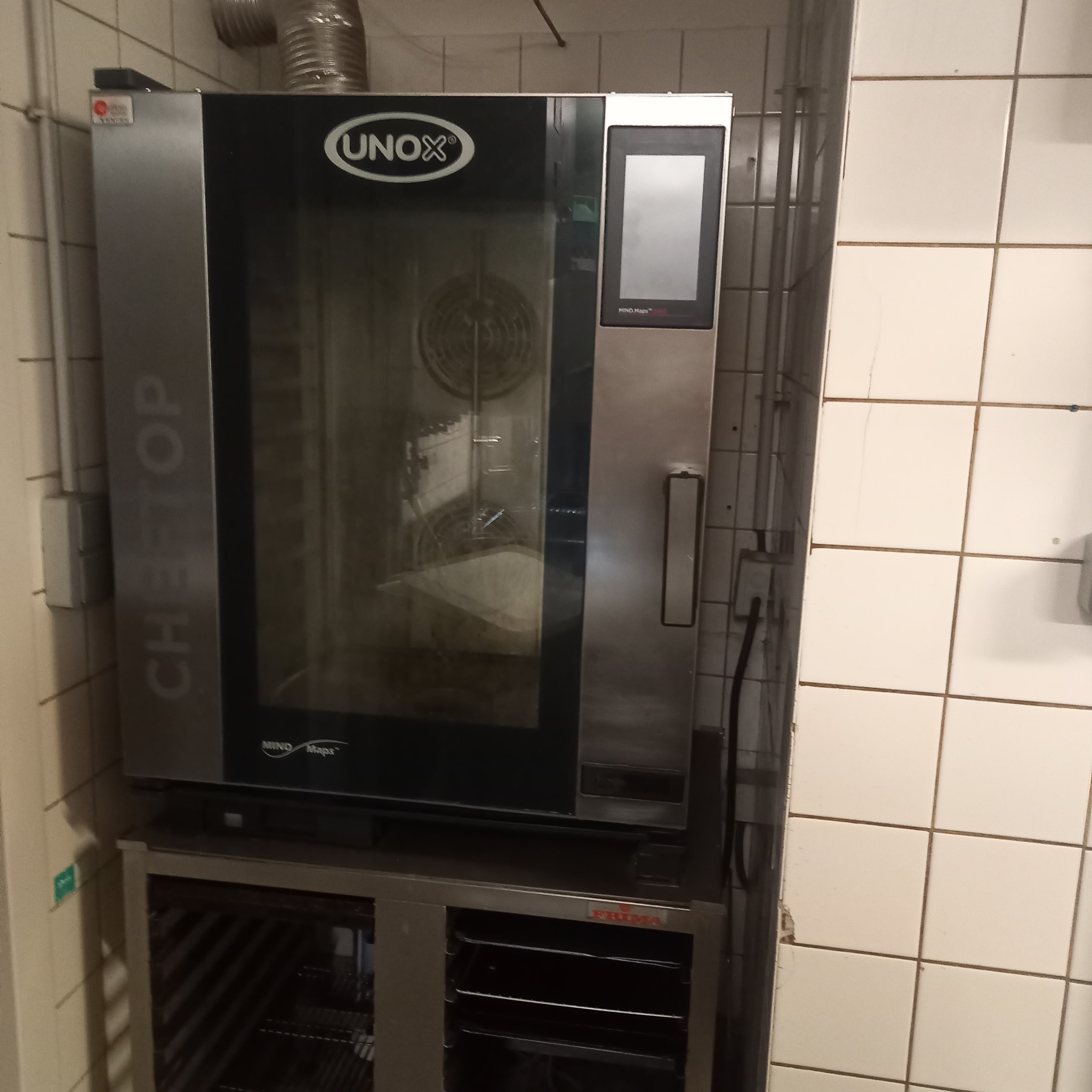 Bar - Restaurant traditionnel du midi - Pizzeria – Traiteur - cause retraite.

 
En activité depuis 11 ans, à 20 minutes d’Orléans, cet établissement est situé dans le village de Fay-aux-Loges, labellisé Loir'étape. Le village est traversé par le canal d’Orléans, et est idéalement situé entre la Forêt d’Orléans et le Val de Loire et sur l'itinéraire de "La Loire à vélo". 

Situé au cœur de la commune, sur un axe routier passant, le restaurant bénéficie d’une clientèle locale, d’affaires et touristique.

 Ouvert dès 6h30 le matin, il propose les cafés et petits déjeuners si le coeur vous en dit ; le service du midi, du lundi au vendredi (rythme de travail confortable, avec une marge de progression). Service traiteur sur réservation pour les associations.  L'établissement est également ouvert tous les 15 jours pour les pizzas maison ainsi que les Samedis midis. Samedis soirs et Dimanches sur réservation.  Il propose un service traiteur le week-end. 

 Cet établissement  est doté d’une salle de restaurant de 100 couverts (refaite en 2023), d’une salle de bar de 18 couverts (+comptoir), et d’une terrasse de 35 places (couverte - équipée de stores bannes électriques neuf). Sa cuisine de 80 m2 est fonctionnelle, le matériel professionnel a été renouvelé en 2024. Pas de travaux, ni d’investissements à prévoir.

Ses salariés : 1 chef cuisinier - 2 serveurs, 1 apprenti.

 Bail 3/6/9 renouvelé en 2024 – loyer 1800 € net / comprenant un logement de 104 m2 de type f4.

CA 2024 : 330 000 €.

 Prix de vente 220 000 €