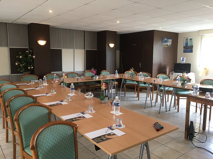 Pour pallier au risque de changement de destination du bâtiment, la commune de l'Ile de Houat s'est portée acquéreur de l'hôtel restaurant LA SIRENE. 

Elle souhaite en confié la gestion via une occupation temporaire du domaine public, pour permettre d'organiser sur l'année un service minimum d'hébergement et de restauration.

pour plus d'information, vous pouvez consulter le site internet de la commune : https://www.mairiedehouat.fr/recrutement-dun-gestionnaire-pour-lhotel-restaurant-la-sirene/