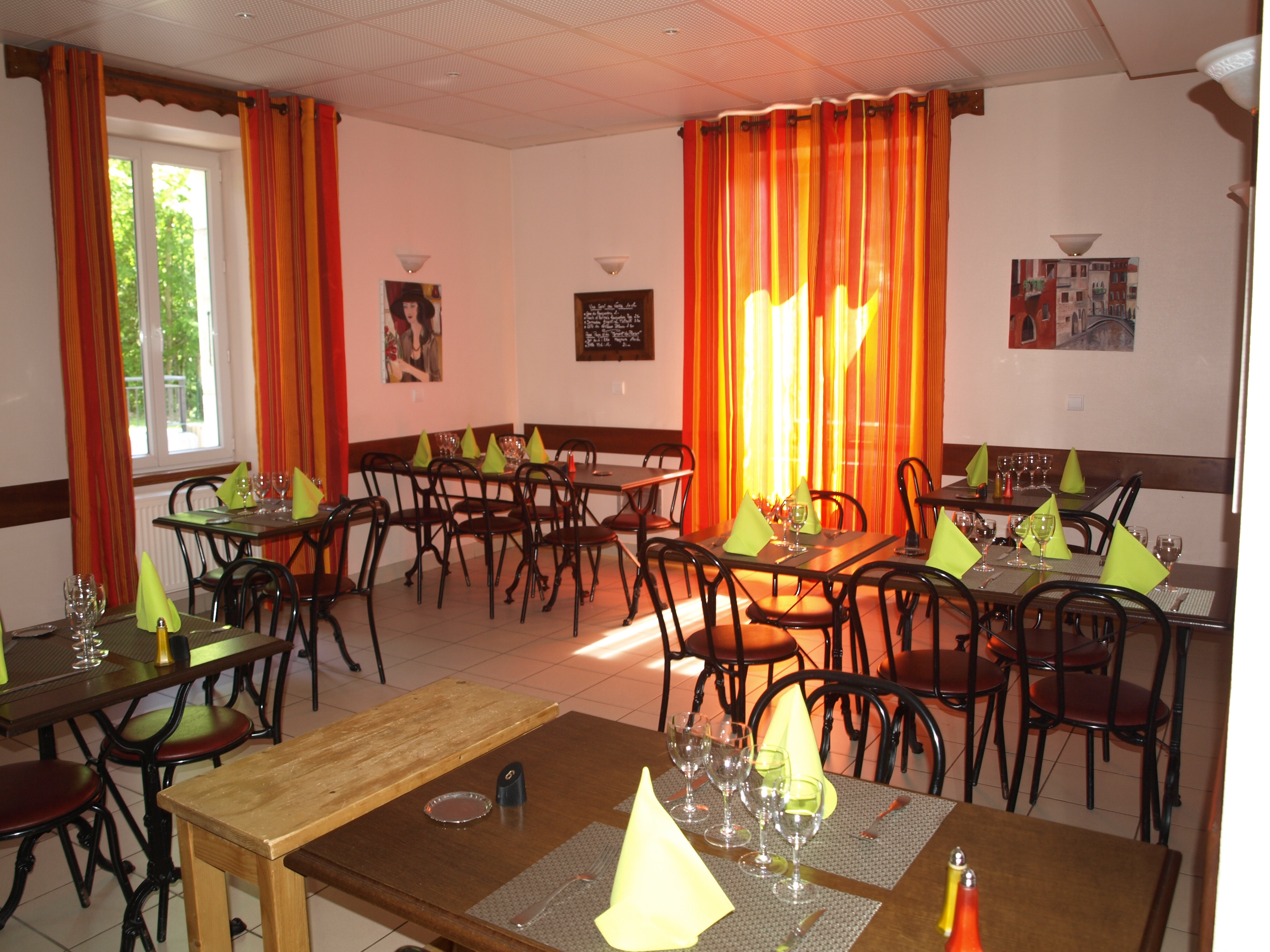 Cause retraite vend fond de commerce Restaurant idéalement placé au cœur du village de Lancrans dans une bâtiment communal situé dans la vallée de la Valserine, au pied des Monts du Jura, à proximité des stations de "Lelex" et "Les Rousses", à environ 20 minutes de Genève et à proximité d'Annecy.
Secteur touristique entre montagne et nature
Terrasse extérieure et parking public environ 30 places  devant la porte.
Une belle opportunité pour un professionnel souhaitant reprendre une affaire existante et développer son activité dans un environnement attractif.
Renseignements et visites sur demande