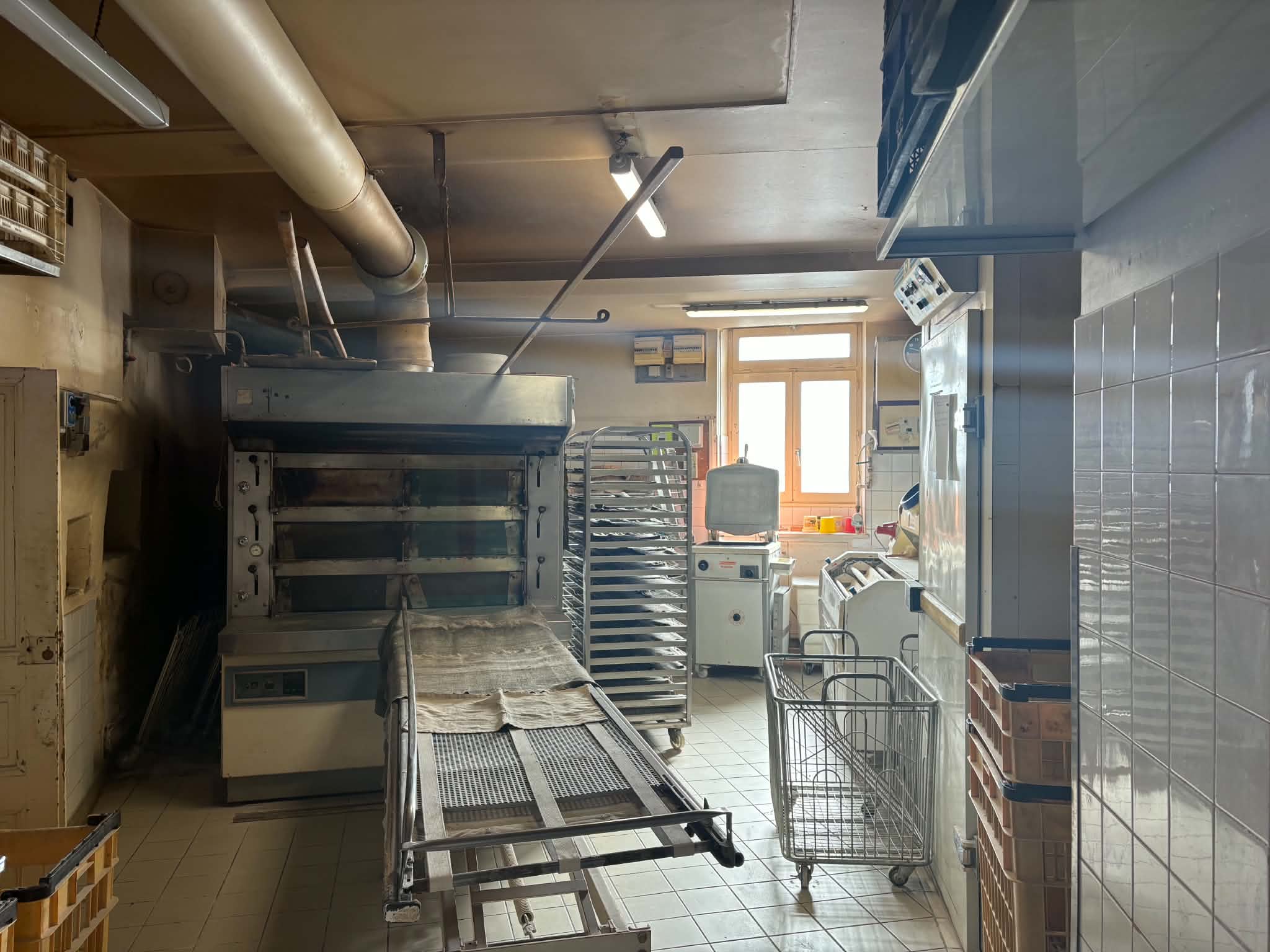 Boulangerie de village dynamique. Ayant de nombreux dépôts dans les villages aux alentours avec une clientèle fidèle ( environ 1500 personnes).

Passation peut se faire très rapidement car nous sommes encore en activité.

Maison attenante libre à la vente.
