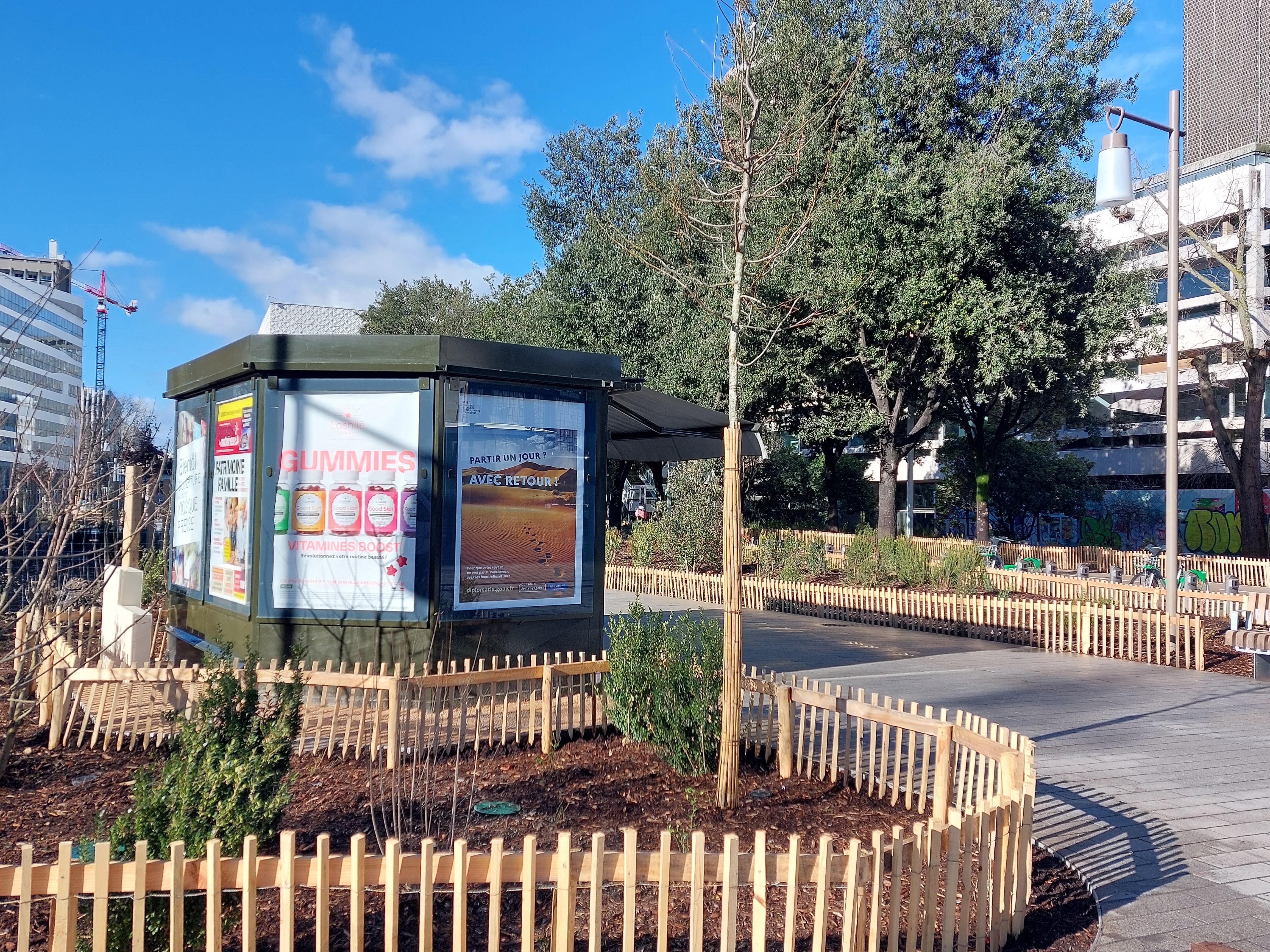 Sur un très bel emplacement face à la gare Part Dieu, nouvellement refaite, nous vous proposons d'être un acteur local en devenant kiosquier.

En tant que gérant indépendant enregistré au Registre du Commerce (non salarié, SAS, SASU, SARL, EURL, EI, micro-entreprise…), vous animerez le kiosque situé Rue Docteur Bouchut à LYON.

Idéal pour un complément de revenu, les retraités sont les bienvenus.

Vous disposerez de ce kiosque sans droit d’entrée, sans investissement dans un pas de porte ou fonds de commerce avec de faibles charges :

Loyer 250€ HT mensuel, dépôt de garantie 900€
Electricité
Assurance
Routeur ou box 4G
Caisse informatisée spécifique à la presse(Strator, Bimedia, JDC…): entre 80 et 100€/mois
Un fond de roulement/trésorerie de 5000€ est conseillé pour votre fonctionnement
Contrat de 2 ans renouvelable jusqu'en 2030

Un agrément de diffuseur de presse en effectuant une formation obligatoire vous sera délivré. Le dépôt de presse OYE DISTRIBUTION à CHAPONOST vous indiquera les conditions et le métier, et il vous livrera quotidiennement les journaux.

Un autre dossier sera à présenter pour les jeux (PMU/ “la Française des Jeux/FDJ”). Prévoyez 2 mois minimum avant une ouverture(avec les jeux).

Les activités exercées sont principalement, la presse :

Presse nationale(23%) et régionale(14%)
Les jeux de la Française des jeux (FDJ): jeux de grattage, tirage,
Les souvenirs, les cartes postales, librairie, petits colis, bimbeloterie,
Les boissons, les glaces emballées, les confiseries,

Vos revenus proviendront des commissions

Les horaires sont en général de 7h/7h30 –18h/19h ou journée continue
(Dimanche si vous le souhaitez)

Je reste à votre écoute pour vous apporter plus de détails.