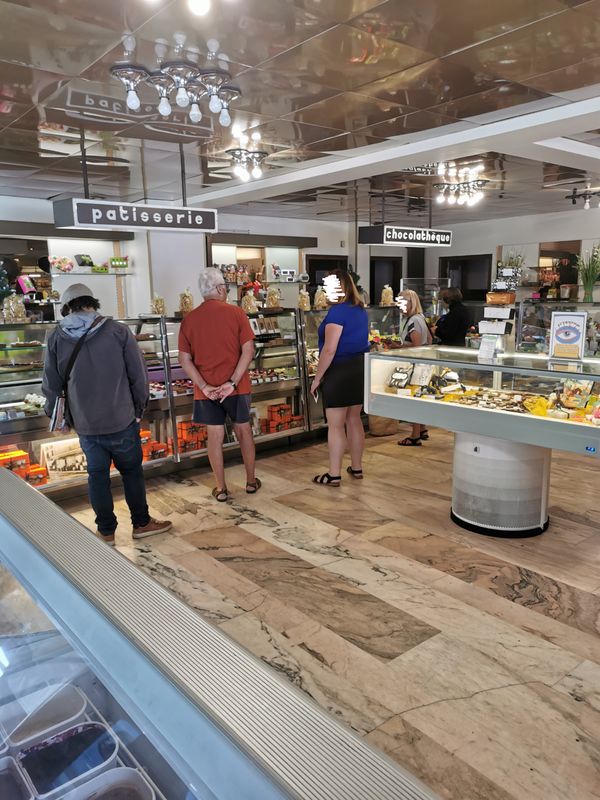 Vend cause Retraite
Bagnères de Luchon 
Sud Haute-Garonne, au cœur des Pyrénées, dans un beau cadre de vie, très belle affaire de pâtisserie, boulangerie artisanale, située dans une station thermale avec double saisonnalité. 

3 stations de ski à proximité immédiate durant la saison d’hiver – Départ de nombreuses randonnées pédestres, spots de VTT et de parapente, Cyclotourisme important durant l’été.
Les Thermes entièrement rénovés ouvrent leur espace thermo-ludique 
La nouvelle télécabine vers la station de ski de Superbagnères est entrée en service. 
La ligne de chemin de fer  ainsi que le casino seront  opérationnels  en 2025.                                                                                                   
Emplacement idéal : plein centre-ville sur rue principale. Proche parking.
Vente pour un départ à la retraite . PV 200000€ 
Très grand espace de vente (120 m²) et très grand laboratoire, arrière-boutique et réserve (700 m²).
Cette structure exploitée en couple développe un CA de plus de 560 K€ . Clientèle assidue et fidèle grâce à une forte notoriété de l'enseigne qui existe depuis 1850. 
1 boutique de 50m2 avec sa réserve , contiguë à la première boutique, est comprise dans le lot.

Équipement : 4 fours, 3 pétrins, 5 batteurs, une dresseuse, une enrobeuse, un Pastocrème, une turbine à glace, 26 portes de congélation, 5 tours réfrigérés. Tout entretenu régulièrement
6 salariés
Aides au financement car entreprise en ZRR. Possibilité d’utiliser OCCTAV 
Bail commercial : loyer de 2794 €/mois HT.
Fermeture un jour par semaine et congés 5 semaines par an.