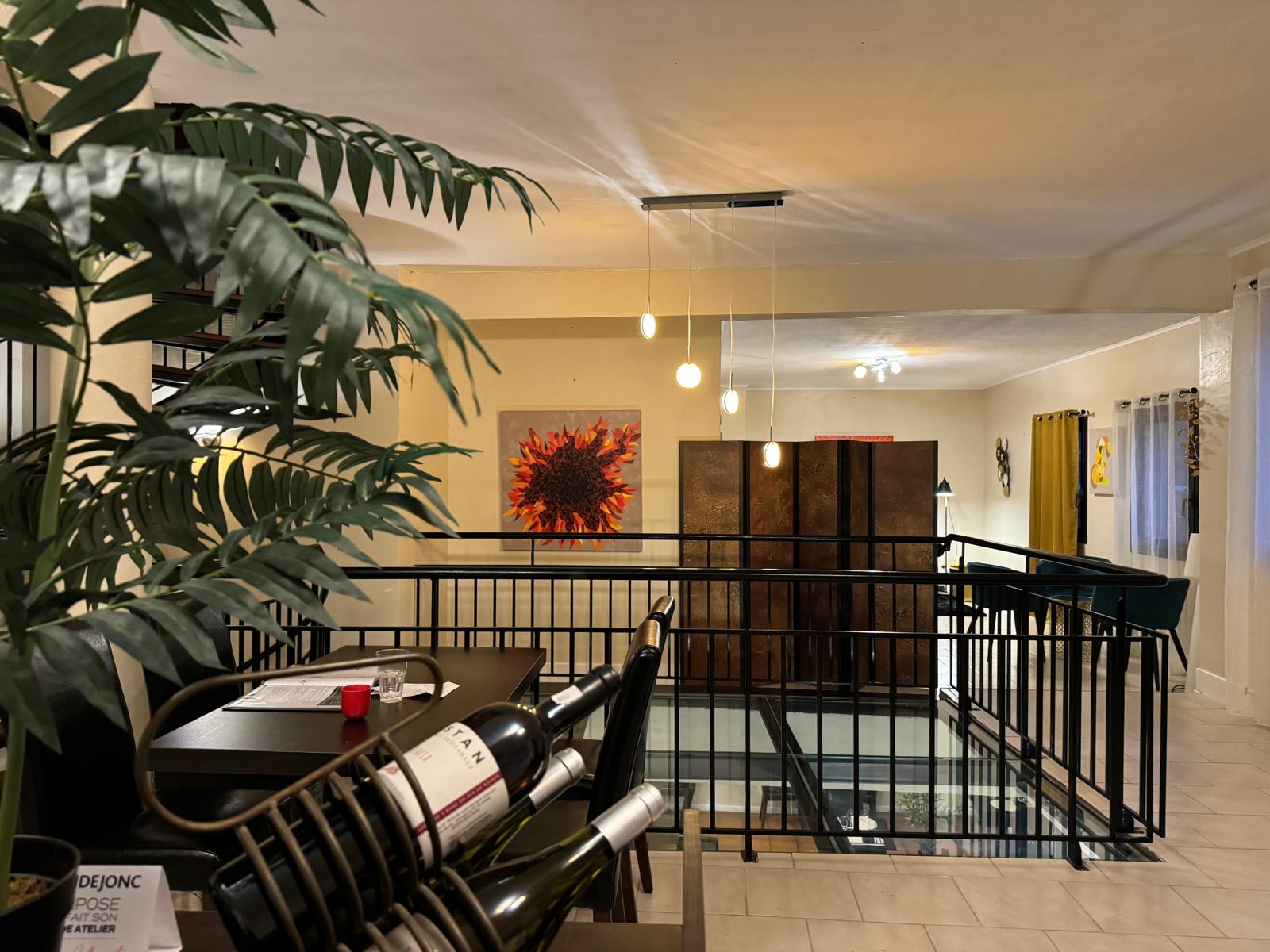 **À vendre : Restaurant idéal pour jeune couple dynamique !**

Nous mettons en vente notre charmant restaurant situé dans un cadre agréable, au prix de **180 000 €**. Cet établissement, apprécié par une clientèle fidèle et régulière, dispose d'un carnet de réservation complet jusqu'à la fin de l'année. C'est une opportunité rare pour un couple motivé souhaitant se lancer dans une aventure passionnante !

Le restaurant est composé de deux espaces distincts :  
- **Première salle** : une ambiance conviviale avec un bar et un espace découpe à pain, pouvant accueillir entre **30 et 40 couverts**.  
- **Deuxième salle** : plus intimiste, avec un salon et un espace privatisé, parfait pour des réunions d'entreprise, avec une capacité de **20 à 30 couverts**.

**La cuisine est entièrement équipée** pour répondre aux exigences des professionnels :  
- Équaplane, four-mixte, bain marie, étuve, réfrigérateur, congélateur, robots, et matériel divers.  
- Plonge équipée d'un lave-vaisselle.  

**Le bar** comprend également :  
- Lave-vaisselle, machine à laver, machine à café, et autres équipements indispensables.

Ce restaurant est une occasion unique pour un jeune couple désireux de perpétuer une entreprise florissante, dans une ambiance chaleureuse et accueillante.  

**Pour plus d'informations ou pour visiter, contactez-nous dès maintenant !**
0611698118