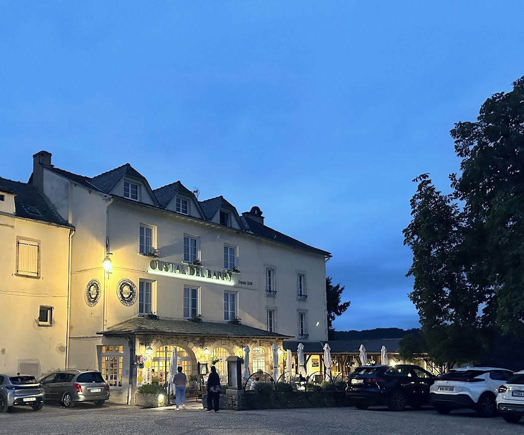 Hôtel-Restaurant Historique de Charme à Vendre – Najac, Aveyron

L’Oustal del Barry

Fondé en 1810, cet hôtel-restaurant emblématique de Najac bénéficie d’une histoire remarquable et d’un emplacement privilégié au cœur de l’un des plus beaux villages de l’Aveyron.

Exploité dans un bâtiment de caractère alliant authenticité, charme et convivialité, l’établissement accueille depuis plus de deux siècles une clientèle française et internationale séduite par le cadre exceptionnel, le tourisme vert et la gastronomie régionale.

Description de l’établissement
Hôtel de 17 chambres confortables et chaleureuses
Restaurant avec capacité de 60 couverts en salle
Terrasse de 80 couverts offrant un cadre agréable et convivial
Salle de séminaire adaptée aux groupes, réunions et événements
Établissement reconnu et bénéficiant d’une clientèle fidèle
Activité immédiatement exploitable
Les atouts
Maison historique fondée en 1810
Forte notoriété locale et touristique
Situation idéale au cœur du village médiéval de Najac
Belle capacité d’accueil hôtel et restauration
Potentiel de développement :
séminaires et événements
accueil de groupes
séjours nature et randonnée
développement de la clientèle internationale
Cadre de vie exceptionnel dans une région touristique dynamique

Cette propriété rare représente une opportunité unique pour des professionnels de l’hôtellerie-restauration ou pour un projet de vie alliant patrimoine, authenticité et activité touristique reconnue.