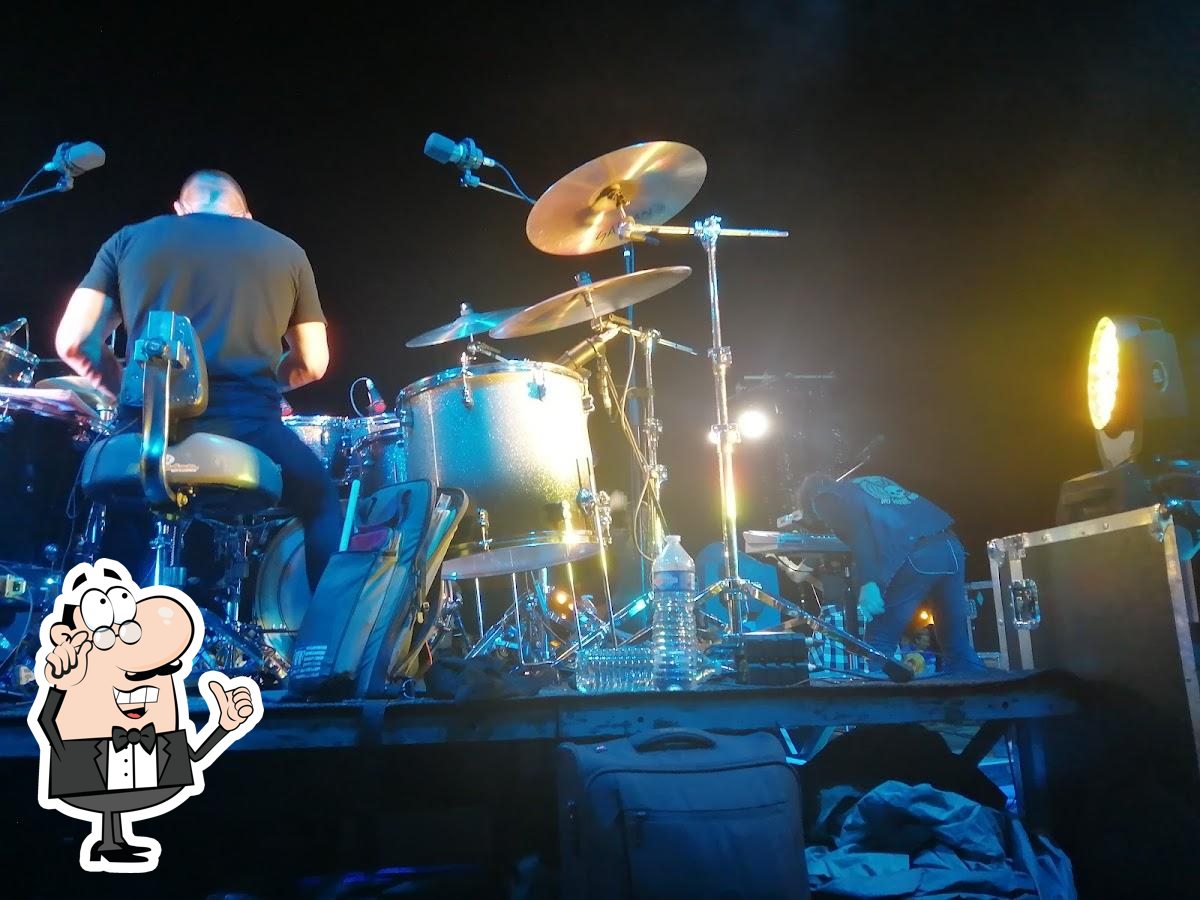 Amoureux de la vie de village et des belles affaires, cette opportunité est faite pour vous !

Situé en plein centre-bourg d’un charmant village de Haute-Loire, ce bar-restaurant de campagne séduit par son ambiance rustique et son mobilier de qualité. L’équipement de cuisine, récent (moins de 10 ans), permet de travailler dans les meilleures conditions.

Une clientèle fidèle est au rendez-vous, avec encore de belles perspectives de développement, notamment sur l’activité événementielle.

Idéal pour un couple en première installation, ce lieu offre un cadre de vie paisible et convivial, propice à un beau projet de vie.