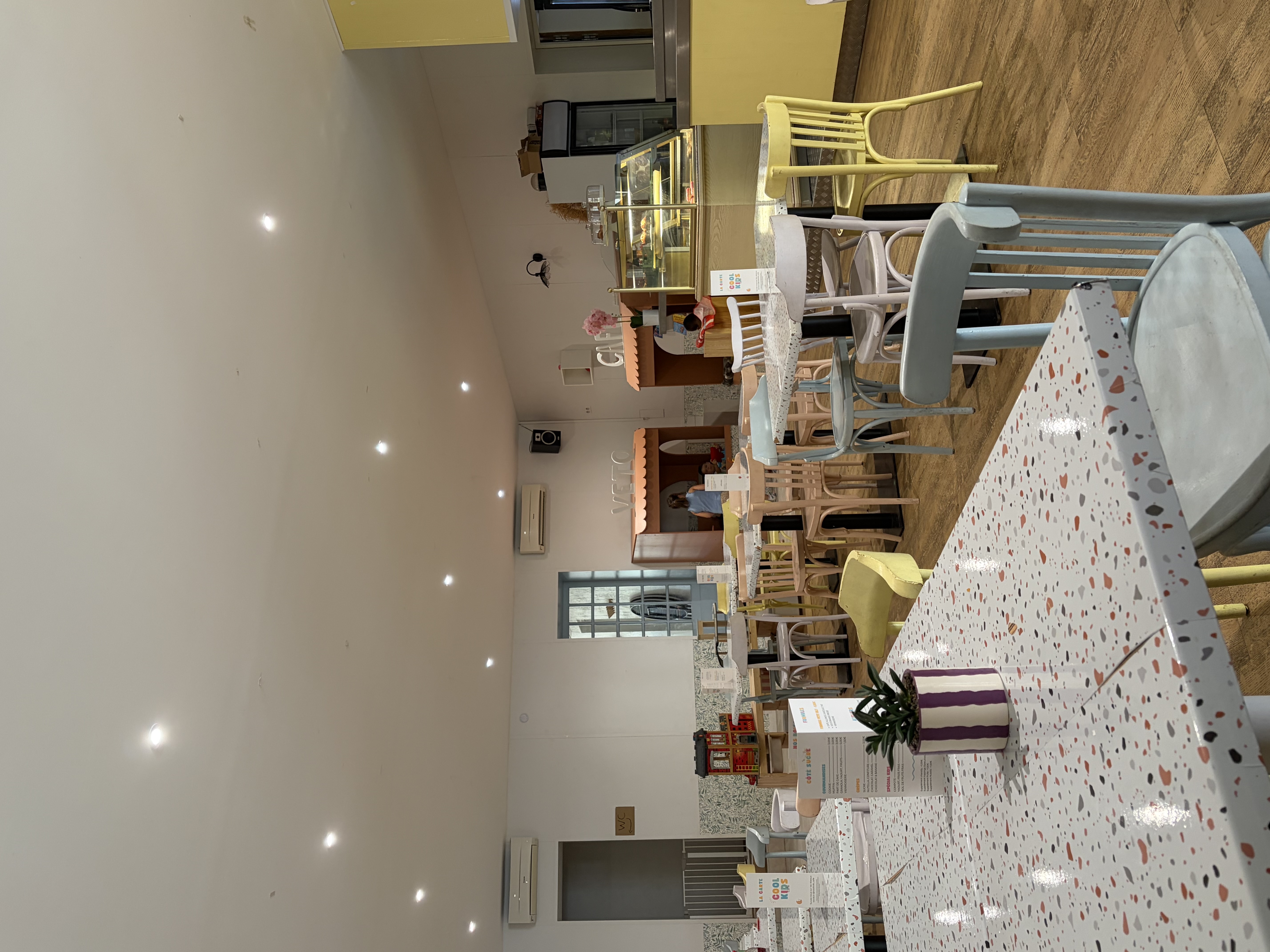À VENDRE – Fonds de commerce Café / Restaurant – Emplacement de premier ordre à Saint-Martin-de-Crau

Rare opportunité au cœur de Saint-Martin-de-Crau : fonds de commerce café-restaurant bénéficiant d'un emplacement central stratégique avec une excellente visibilité et une clientèle fidèle et régulière.

L'établissement dispose d’une surface d'exploitation d'environ 230 m², complétée par une terrasse de 35 m², offrant une belle capacité d'accueil.

De nombreux travaux ont été réalisés récemment, garantissant un établissement en excellent état et conforme aux normes en vigueur.

L'affaire est entièrement équipée et prête à être exploitée immédiatement :
* Cuisine professionnelle équipée
* Chambre froide
* Bar aménagé
* Licence IV
* Matériel opérationnel

Grâce à son emplacement privilégié au centre-ville, l'établissement bénéficie d'une clientèle fidèle ainsi que d'un flux régulier de passage. Aucun investissement complémentaire n'est à prévoir pour une reprise immédiate de l'activité.