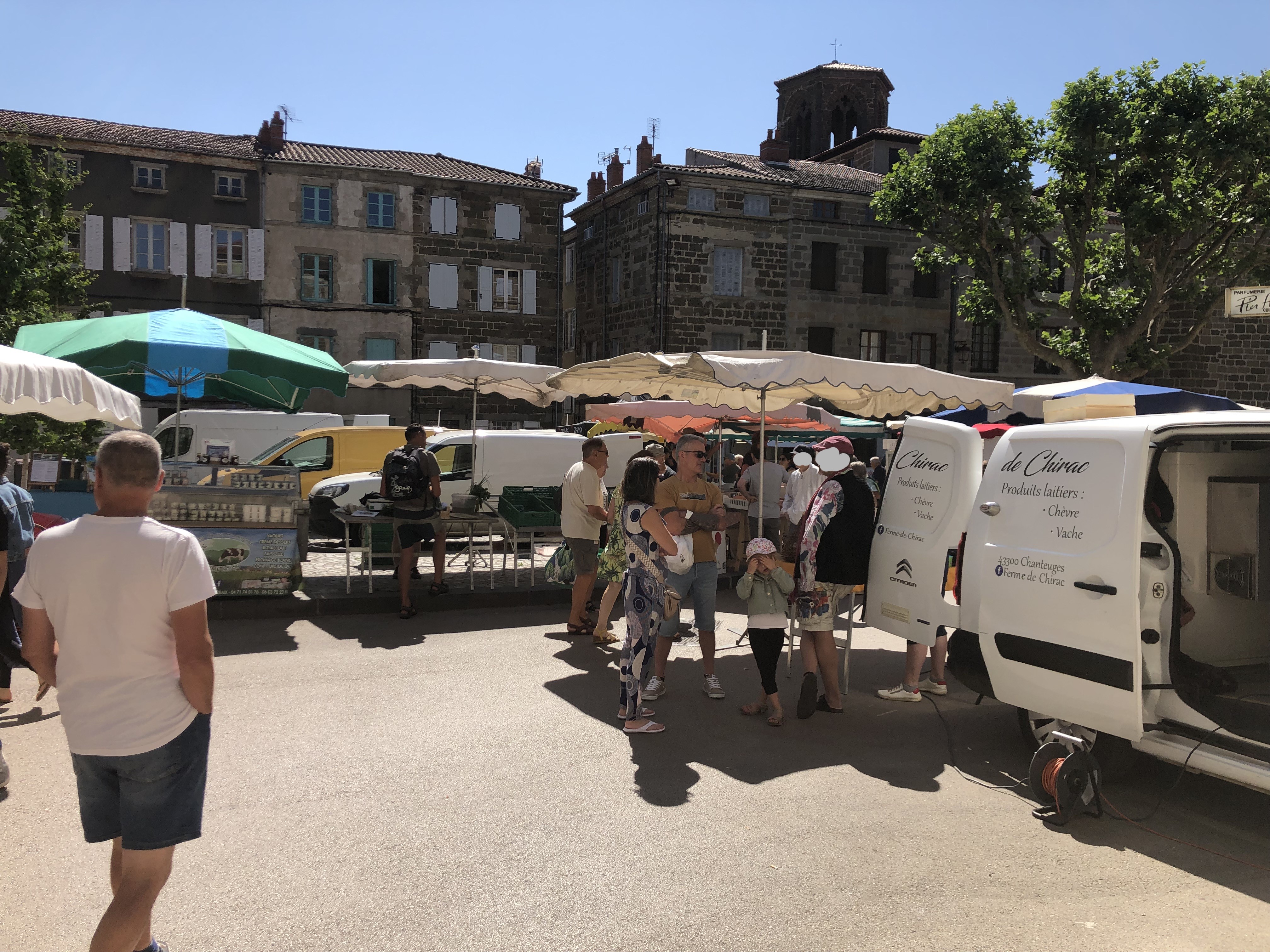 DESCRIPTION TECHNIQUE

Fonds de commerce d’une épicerie bio et bien être à reprendre pour cause de changement d’activité, situé en plein centre de Langeac et avec possibilité de discussion pour l’acquisition des murs (même propriétaire du fonds et des murs). Le fonds comprend tout le matériel d’étalage et de présentation des produits dont une armoire frigorifique, le matériel d’encaissement (mobilier et terminaux bancaires), et tous les éléments immatériels (clientèle, emplacement, …). 

Ce commerce est situé au rez-de-chaussée d’un immeuble comprenant 3 appartements aux étages supérieurs. La superficie au sol de l’immeuble est de 50m² (ce qui est donc aussi la superficie du commerce), sachant qu’une cave voûtée est située en dessous du commerce et peut faire office de stockage pour celui-ci. La répartition des surfaces du commerce est de 45m² pour l’espace de vente et 5m² pour la réserve avec un sanitaire en plus. Le chauffage se fait au fuel commun avec un compteur à part, tout comme l’eau. L’arrivage des marchandises peut se faire par le devant ou par le côté avec une porte de service donnant sur la réserve.

Actuellement, le commerce réalise un chiffre d’affaires d’un montant de 60 000 €, avec une ouverture mardi jeudi et vendredi toute la journée, ainsi que samedi matin. La fréquentation est dépendante des saisons, mais comprise entre 50 et 200 personnes par semaine.
Le commerce est géré par l’actuel propriétaire depuis 2011, mais il existait déjà dans Langeac auparavant (depuis plus de 40 ans). Son emplacement présente le bel avantage d’être situé en plein cœur du marché (bihebdomadaire, le mardi et le jeudi) sur la place de la Liberté, ce qui renforce sa visibilité et le passage de clients devant la boutique. La vitrine est exposée plein est, offrant une belle luminosité sur cette agréable place, refaite récemment et d’où 4 rues partent vers les quais et les rues commerçantes de Langeac. La place attire les touristes, les promeneurs et les habitants grâce à son aménagement, les commerces qui s’y trouvent (restaurant et coiffeuse à côté notamment) et sa proximité avec des bâtiments historiques et religieux. Quelques places de parkings sont disponibles juste à côté du commerce.

Cette petite épicerie peut être reprise comme telle mais conviendra aussi à un développement d’activité avec par exemple des propositions de salon de thé, de fromagerie de centre, etc… 

Prix de vente (sans le stock) : 25 000 €

TERRITOIRE

L’épicerie est située au sein de la Communauté de communes des rives du Haut-Allier (CCRHA), dans le département de la Haute-Loire, récemment élu département préféré des français au plan de l’attractivité touristique. Le territoire de la CCRHA compte 16 000 habitants et est sillonné du nord au sud par la rivière Allier. Le paysage aux multiples nuances de vert et de bleu alterne gorges et plateaux volcaniques typique de l’Auvergne, garantie d’un cadre naturel exceptionnel et préservé. Son patrimoine historique et architectural complète son charme.  

La commune de Langeac, dont la population est d’environ 3 500 habitants, dispose de nombreux artisans, commerces, associations et services publics. De nombreuses entreprises et deux zones d’activité sont sources d’emplois et d’attractivité économique. De plus, le camping trois étoiles connait une belle fréquentation en augmentation depuis les 4 dernières années (pics à 1 200 personnes/j en été). Traversée par l’Allier, Langeac offre un cadre naturel reposant et charmant, renforcé par la présence de l’île d’Amour qui participe à son attractivité, notamment touristique. 
Le territoire du Haut-Allier est facilement accessible depuis l'autoroute A75, à 1h de Clermont Ferrand et 3h de Montpellier. L’axe routier principal est la N 102 prolongée par la N 88 qui le relie à St Etienne et Lyon en 2h30. Des gares de proximité assurent la desserte ferroviaire sur la ligne Paris, Clermont-Ferrand, Nîmes via Langeac, le bourg-centre. Langeac est par ailleurs située à 30 minutes du Puy en Velay, préfecture du département. 

Disposant de nombreux services et commerces le territoire répond à tous les besoins principaux de la vie dans un rayon de moins de 20 min en voiture. Le tissu associatif est aussi très développé (plus d'une centaine d'associations) et propose des activités culturelles, sportives, de loisirs... Le Haut-Allier offre ainsi une vraie qualité de vie à ses habitants. Un solide secteur industriel et agricole complète le bassin d’emplois, ainsi qu'une économie touristique forte.

AIDES INSTALLATION 

L'ensemble de la CCRHA se trouve en ZRR (zone de revitalisation rurale). 
Des aides financières liées à la reprise d'une boulangerie peuvent être attribuées par la Communauté de communes, la Région et l'Europe. 
Cette épicerie n’attend plus que vous !!
Contact : 
Communauté de communes : Joseph LAURENT / j.laurent@rivesduhautallier.fr / 06.66.44.48.06