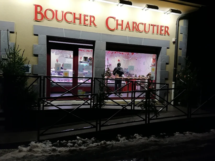 À VENDRE – FOND DE COMMERCE DE BOUCHERIE-CHARCUTERIE
Village dynamique du Puy-de-Dôme (63) – Commune de Gelles
​Opportunité idéale pour une première installation ou un projet de reprise en milieu rural au cœur des Combrailles.
​Points forts du commerce :
​Outil de travail clé en main : Fond de commerce entièrement équipé, matériel professionnel complet et parfaitement entretenu. Aucun investissement lourd à prévoir pour démarrer immédiatement l'activité.
​Locaux fonctionnels : Bâtiment sous bail commercial appartenant à la Communauté de Communes, garantissant un cadre sécurisant et des conditions loyales.
​Logement d'habitation :  appartement situé juste au-dessus du commerce, idéal pour allier vie professionnelle et confort personnel.
​Emplacement & Clientèle : Implantée au centre d'un village attrayant et vivant, la boucherie bénéficie d'une clientèle fidèle et d'un passage régulier.
​Accompagnement sur-mesure :
Afin d'assurer une transition en douceur et de vous transmettre l'historique de l'affaire ainsi que la connaissance du réseau local, un accompagnement personnalisé par le cédant est envisageable selon vos besoins lors de la reprise.