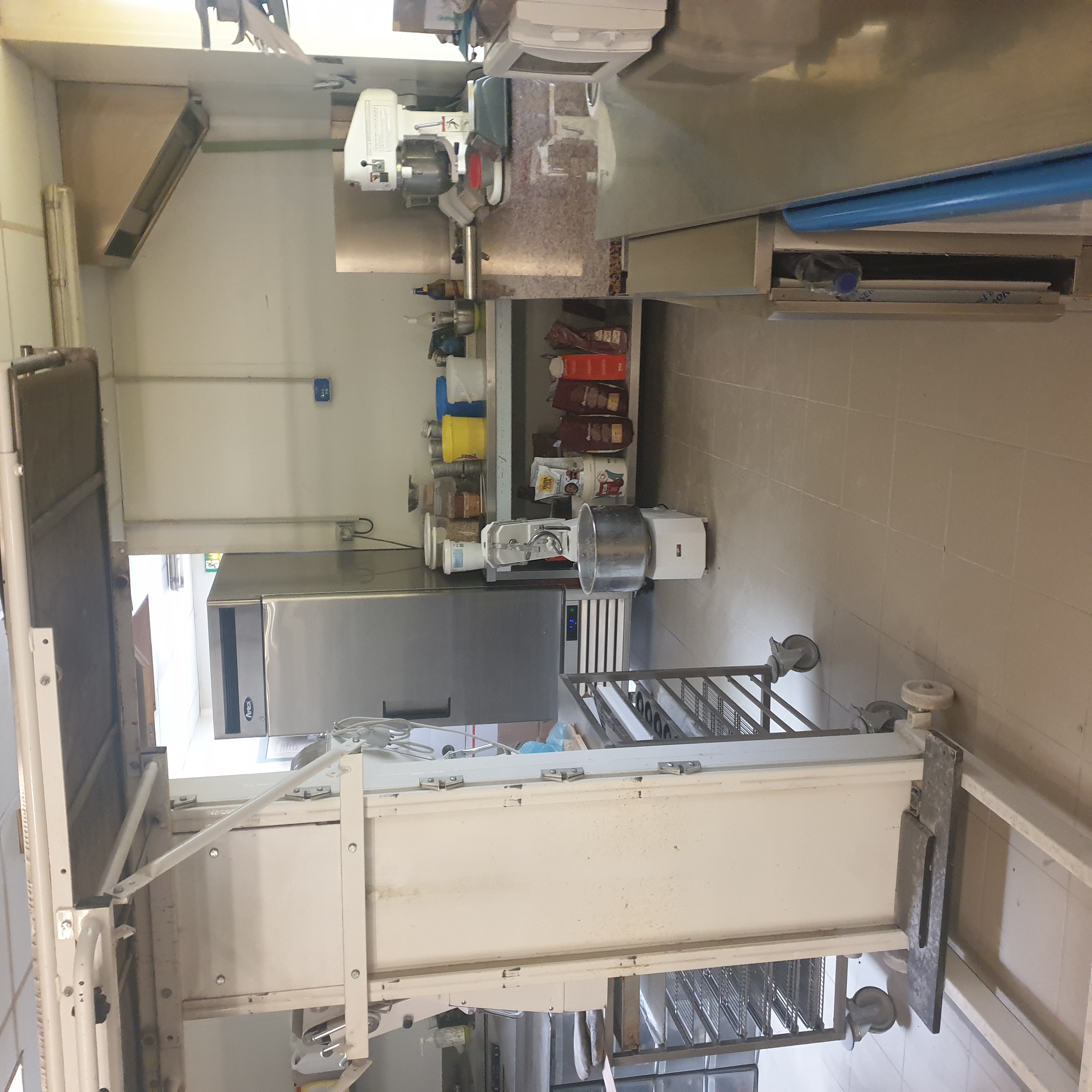 Pour un changement de vie a céder fond de commerce boulangerie patisserie épicerie  au cœur d un village de  900 habitants  avec école,bar,poste,bibliothèque, caserne pompier et foyer de vie
Fournil tout équipé de 150 m carré, espace de vente et bureau
Matériel :four,pétrin, diviseuse,faconneuse,chambre froide et fermentation
Ce Matériel appartient a la mairie
Loyer mensuel :160€ TTC
Fournil ,espace de vente,et bureau: 535€TTC
Logement 100 m carré  4 chambres,cuisine ,salon ,cour ,cave et dépendance 
630€ TTC
Le prix comprend :fond de commerce et tout le petit matériel  exemple:vitrine,plaque caisse enregistreuse tactile,cellule refroidissement etc...
Aucun achat a prévoir  tout reste 
Clientèle fidèle depuis 2014
