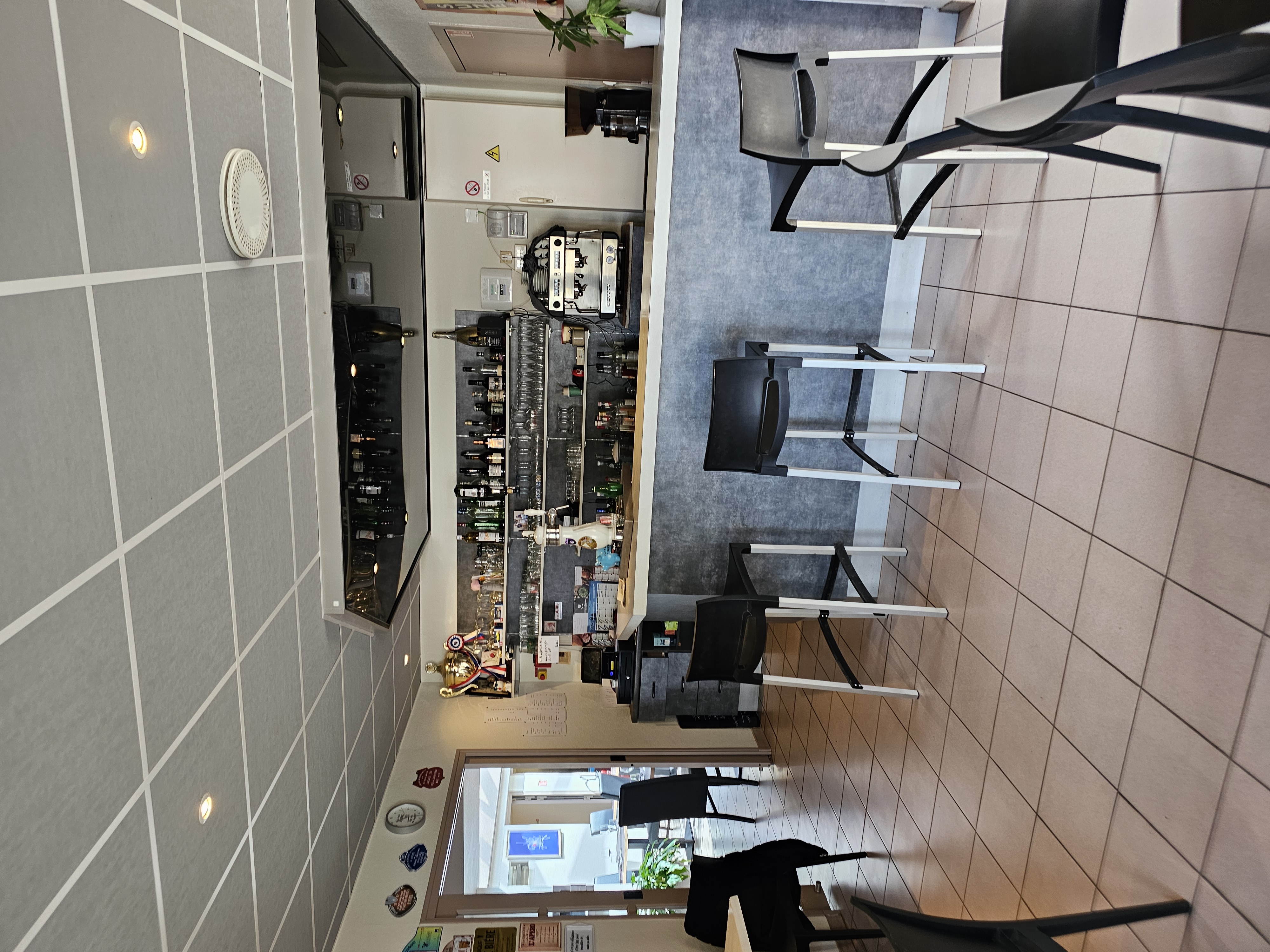 Bar restaurant à vendre pour cause retraite 
Murs et fond 
Rien à refaire opérationnel tout de suite 
Très lumineux Magnifique terrasse 
Capacité 42 couverts en salle et 56 extérieurs