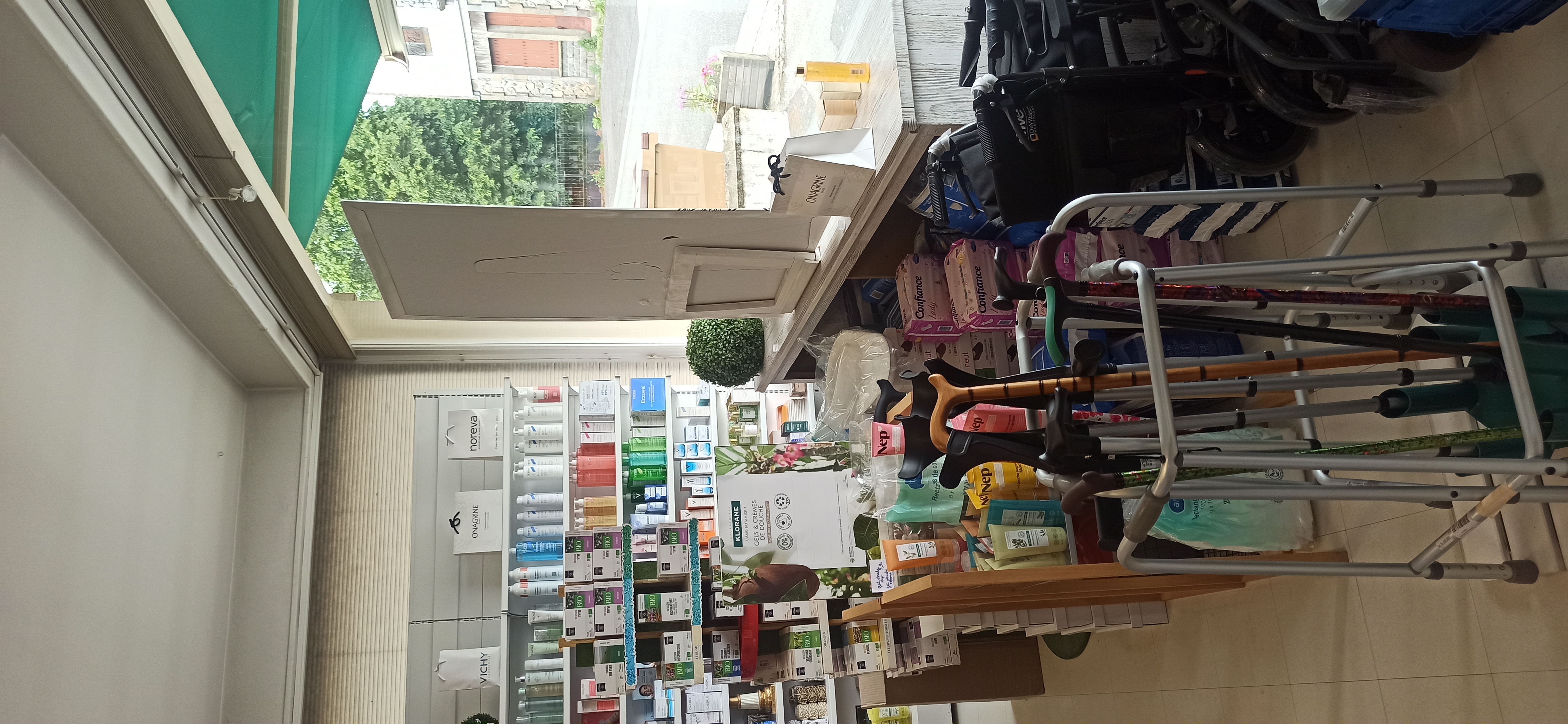 La pharmacie est située en Auvergne, au sud-ouest du département du Puy-de-Dôme, dans une région touristique de moyenne montagne (Massif du Sancy, plateau de l’Artense).

Le titulaire de l'officine cherche à transmettre son outil de travail pour cause départ en retraite.

La pharmacie est située en entrée de bourg, à 100 mètres de la place du village. Elle se situe en face d’une boucherie artisanale qui fait la renommée de ce village de l’Artense.

Cette petite officine rurale, seule du village, ne demande qu'à être développée car elle dispose d’un vrai potentiel. Elle offre une belle opportunité pour l'installation d'un jeune diplômé pharmacien ou un pharmacien en recherche de réinstallation pour prolonger sa carrière dans un secteur doté d'un excellent maillage de professionnels de santé.

La commune bénéficie en effet d'un réseau de professionnels de santé développé : généraliste, infirmiers, kiné, ostéopathe, naturopathe, vétérinaires. D’autres professionnels sont installés dans les communes limitrophes.

La clientèle est agréable, locale et touristique (présence notamment, à proximité de la pharmacie, d’un camping avec piscine, 56 emplacements pour caravanes et camping-cars, 9 mini chalets avec sanitaires du camping et 8 chalets avec sanitaires individuels sur 2 hectares de terrain). 

Bonne rentabilité de l’officine, faibles charges. Le montant de la transaction sera à débattre selon les règles et les pratiques de la profession.

A noter que la commune projette de réhabiliter intégralement un local en centre bourg, dans lequel s’installerait à court terme la pharmacie, jouissant ainsi d’une meilleure visibilité et de locaux totalement rénovés. Possibilité également d’aménager un logement au-dessus de la pharmacie. La commune attend qu’un repreneur soit identifié pour pouvoir construire ce projet avec lui. 
Dans tous les cas, la reprise de l’activité se fera donc au départ dans les locaux actuels. 

Les horaires d’ouverture actuels de la pharmacie sont les suivants : lundi au vendredi : 9h-12h / 14h-19h et le samedi matin de 9h00 à 12h30.

La commune se situe en zone FRR (anciennement ZRR), permettant des exonérations fiscales aux entreprises ainsi que des exonérations de charges patronales.

Bénéficiez également de l’accompagnement de la Communauté de communes Dômes Sancy Artense pour vous aider dans votre projet d’installation : recherche de financements, de logement, etc

Le cadre de vie :
Bienvenue à Bagnols, une charmante commune du Puy-de-Dôme (63) qui offre un cadre de vie idéal pour les jeunes ménages en quête d'espace, d'authenticité et d'une vraie qualité de vie.

Nichée au cœur d’un environnement préservé, la commune vous offre une déconnexion immédiate après le travail. C’est le terrain de jeu idéal pour vos futures randonnées dominicales, vos sorties trail ou simplement pour voir vos enfants grandir au rythme des saisons. 

Bagnols c'est aussi un village à taille humaine où la solidarité et la convivialité existent encore. Vous profitez du calme d'une vie à la campagne tout en restant à proximité des services essentiels, des écoles et des commerces de la commune et des bourgs voisins. C'est le parfait compromis pour concilier travail (au calme et au vert) et vie de famille épanouie.

La commune dispose de tous les services de quotidienneté nécessaires : école primaire, collège à 7km (La Tour d’Auvergne), épicerie (avec dépôt de pain de la boulangerie voisine), boucherie, restaurant réputé, services de santé, ludothèque intercommunale, bibliothèque communale, salon de coiffure et d’un riche tissu associatif. 

La commune dispose de nombreuses exploitations agricoles dont certaines proposant de la vente directe de viande et de fromages. 

Vivre s’installer à Bagnols, c’est également s’offrir un accès privilégié au célèbre Massif du Sancy.
- l’hiver : Les stations de ski (comme Chastreix-Sancy ou La Tour-d'Auvergne) sont à proximité immédiate. Une envie de ski alpin, de snowboard, de ski de fond ou de balade en raquettes ? Vous y êtes en un clin d'œil.
- L’été : Les stations se transforment en paradis du VTT, de la randonnée sur les crêtes. La commune dispose également de nombreux sentiers de randonnée pour découvrir la beauté et les spécificités du plateau de l’Artense. Le lac de La Tour-d'Auvergne, tout proche, vous attend pour des baignades estivales rafraîchissantes.

Votre nouveau projet de vie commence ici.

À Bagnols, oubliez la course contre la montre de la vie citadine et réinventez votre quotidien au cœur d'une nature généreuse. L'Auvergne vous tend les bras, et Bagnols n'attend que vous !