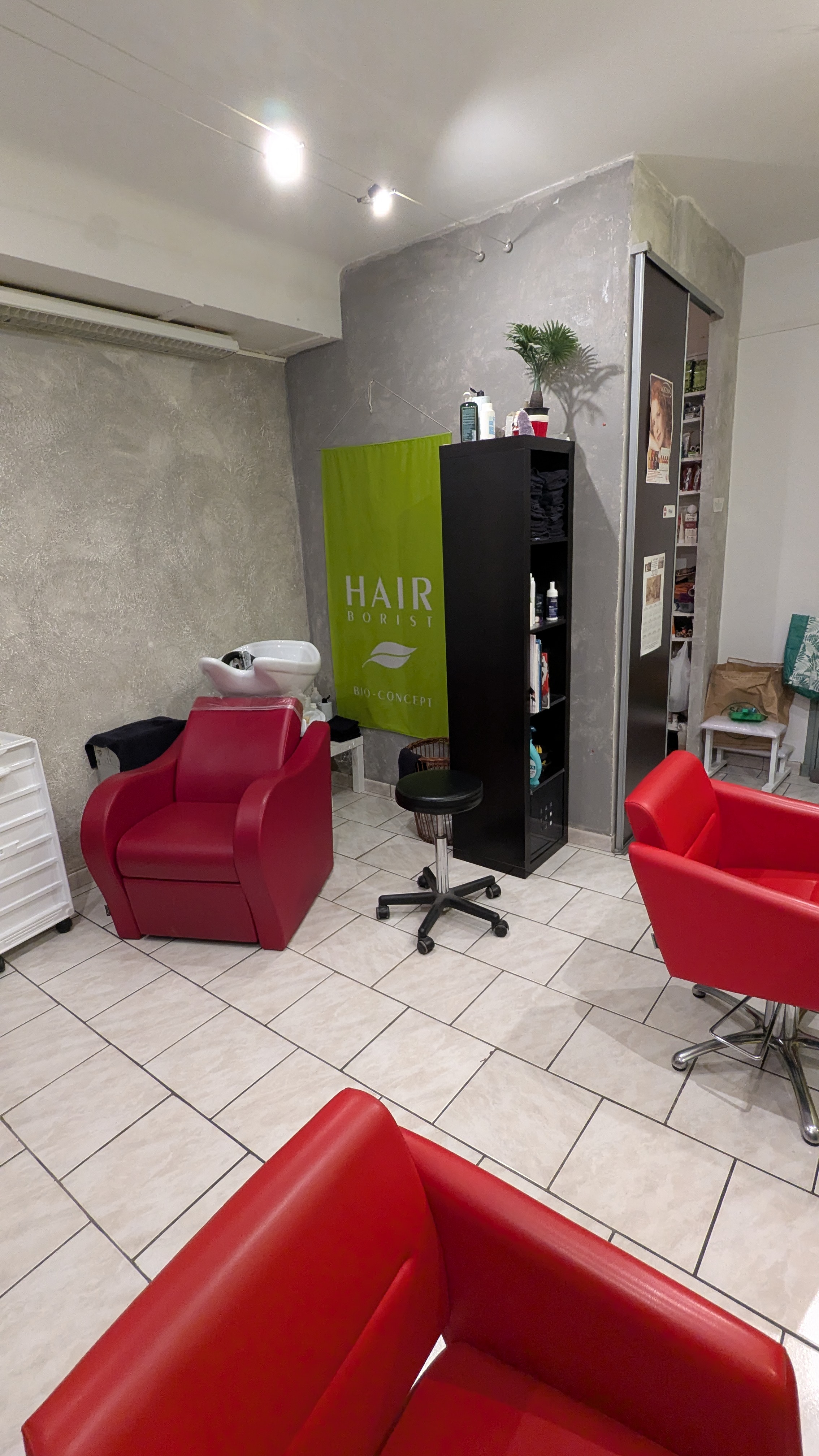 Salon de coiffure mixte 21m2 dans le 1er village bio de France .En activité depuis janvier 2009.Tres bonne clientèle, environnement de travail très agréable. Reprise sans salariés . Ce salon est situé dans la ZFRR(Zone France réalités revitalisation). Loyer 300€. 2 postes de coiffage,un bac électrique relève jambe et massage dos .Un climazon acheté en 2023.Chauffeau remplacé en 2023. Tout le matériel pour démarrer l activité est en place. Une petite réserve vous permet de stocker vos produits .
Vente pour cause santé. 
25000€.
Pour plus de renseignements n hésitez pas à me contacter.