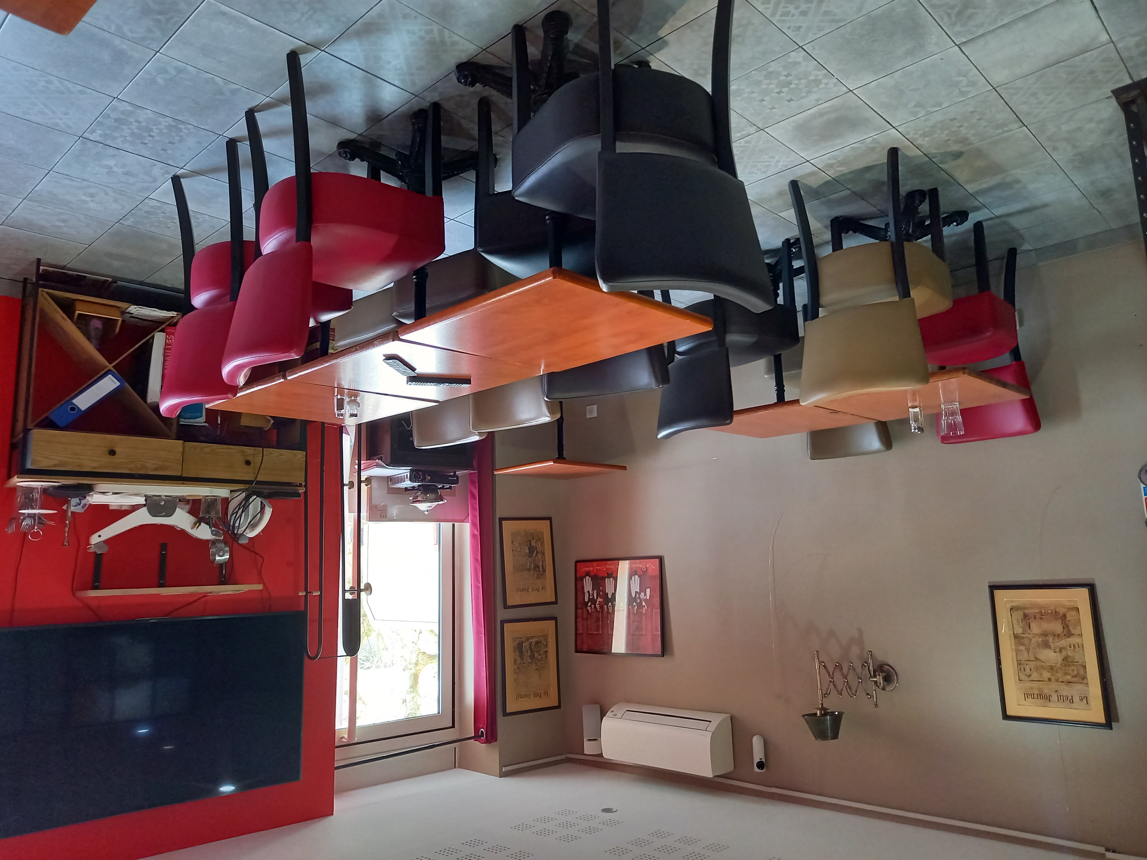 Ce bel établissement, de renommé à Prayssac, est à vendre.  Actuellement un restaurant type « brasserie » avec une offre de restauration de qualité, à base de produits locaux et faits maison. Une démarche pour être labellisée « Maitre Restaurateur » est en cours. L’établissement bénéficie d’un emplacement en plein cœur du centre bourg, avec une belle visibilité sur la place de l’Eglise et le marché hebdomadaire. La clientèle est à la fois locale et touristique. Une vraie opportunité avec beaucoup de potentiel pour des repreneurs dynamiques. 
Capacités restaurant : 
•	Une salle de restaurant chaleureux et dans le style brasserie au rez-de-chaussée : 25 couverts, 
•	Une salle équipée d’une télé pour diffusion matchs et autres, à l’étage : 25 couverts,
•	Un balcon, non exploité actuellement : 30 couverts,
•	Terrasse : potentiel de 120 couverts.
L’ensemble de l’équipement pour le restaurant est inclus : mobiliers (intérieur et extérieur), vaisselle, bar…

Cuisine entièrement équipée avec du matériel bien entretenu et propre. L’établissement est suivi par un cabinet d’analyses pour l’hygiène avec documentation à jour. La cuisine est située sur le niveau R+1. Une pièce pour travail au froid, grande chambre froide et réserve d’environ 15m² situé au R+2. 
Personnel : fonds cédé avec 2 employés, un cuisinier et un sous-chef (les deux avec 8 ans d’ancienneté).  
Le restaurateur actuel n’est lié par aucun contrat de brasseur, café ou autre. Etablissement avec licence grand restaurant et licence IV.
Chiffre d’affaires 2024/2025 : 310 000 € // EBE : 39 000 €. 
Prix de vente fonds : 80 000 €
Prix de vente des murs : 350 000 €
L’ensemble : 400 000 €