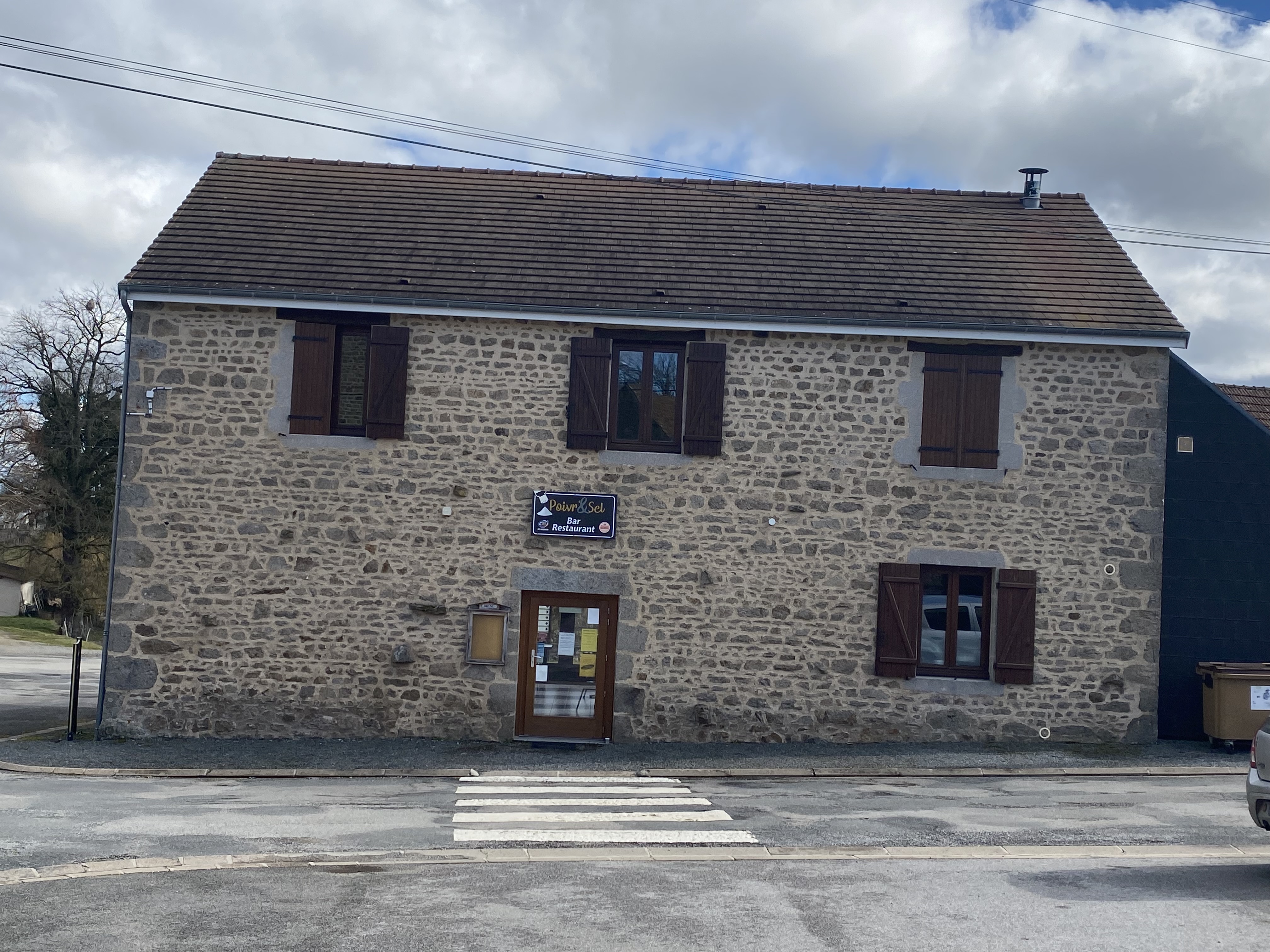 La commune de St Chabrais, 300 habitants, située dans la partie Est de la Creuse, recherche un gérant pour son bar restaurant licence IV. A proximité de la route départementale 997 et de la RCEA 145 à Gouzon, le bourg de St Chabrais est situé entre Aubusson - Sous-Préfecture -,et , Guéret  - Préfecture de la Creuse-. 
Propriété de la commune, ce bâtiment de caractère, d'environ 100 m2, possède une salle de restauration de 40 couverts + bar, une cuisine fonctionnelle, 1 réserve. En complément, on retrouve  une terrasse d'environ 15 couverts.
A l'étage, le logement dispose de 3 chambres, 1 salon/salle à manger, 1 cuisine, 
1 salle de bain, 1 WC. 
Des travaux de rénovation ont été réalisés récemment. Bail indivisible. La licence restera propriété de la Commune et sera mise à disposition par la collectivité. 
Seuls des investissements en matériel et mobilier seront à prévoir par le(s) futur(s) exploitant(s).
Expérience professionnelle en restauration requise. 
Prendre contact avec la mairie.
