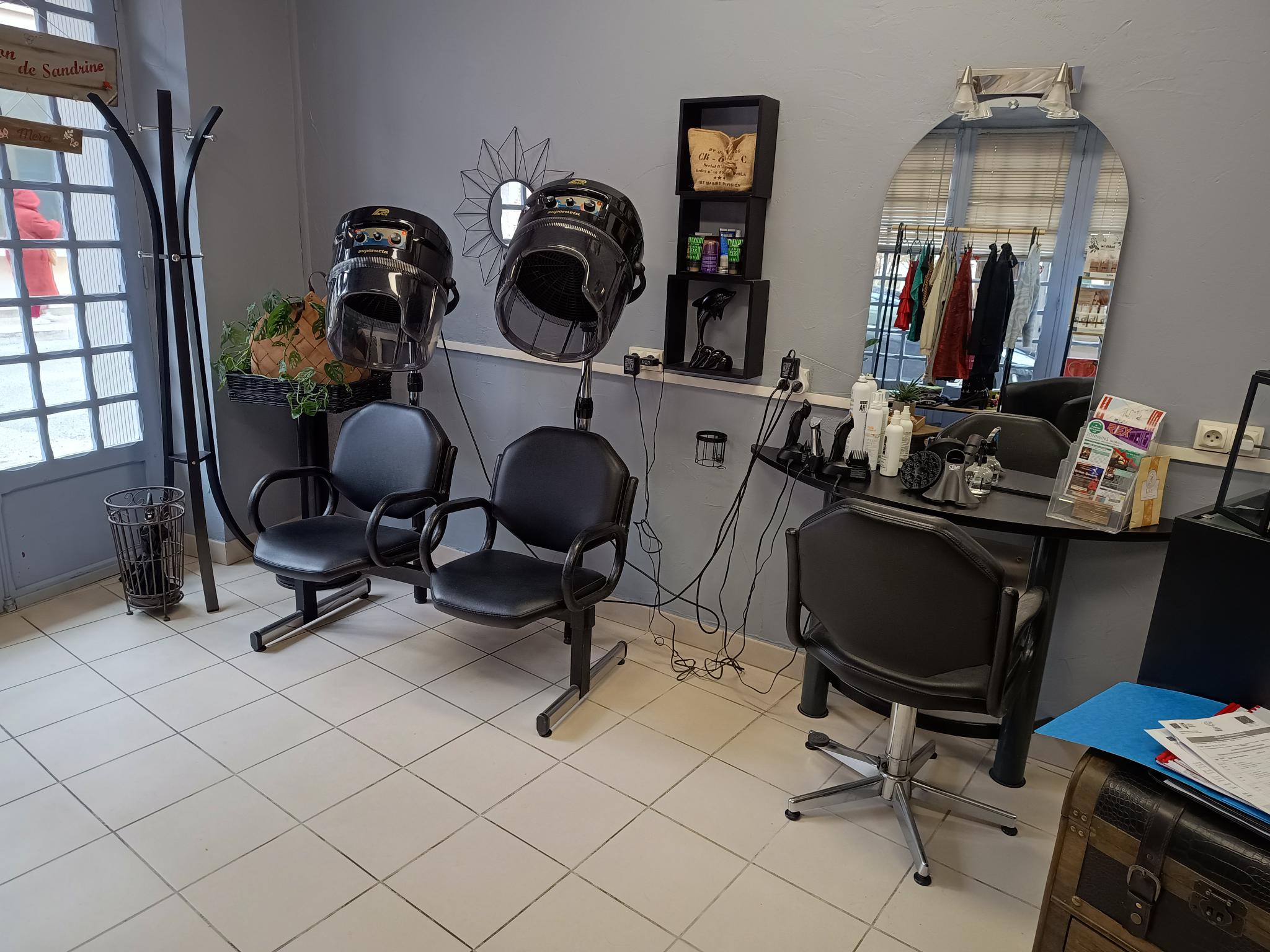 Vend salon de coiffure mixte existant depuis plus de 10 ans et situé dans sur une commune dynamique à proximité de Marmande.
Clientèle mixte, variée, fidélisée à l'année.
Emplacement idéal, dans l’épicentre du village, dans un local très lumineux d’environ 40m2 refait à neuf en 2020 et tout équipé. Grandes vitrines sur plus de 10 mètres linéaires. Des stationnements gratuits sont situés devant et à proximité du salon. 
Equipement complet : 2 postes de travail ; 2 bacs avec fauteuil, 1 comptoir, 2 sièges d’attente... Climatisation réversible. 
Grand espace de stockage de plus de 12 m2 et un espace cuisine, salle repos… de plus de 12 m2 également.
La cheffe d’entreprise assure seule à ce jour l’ensemble de l’activité. Le fonds est exploitable immédiatement, aucun investissement supplémentaire n'est à prévoir. Bail commercial suivra à la reprise. 
De réelles possibilités de développer le chiffre d’affaires facilement car aucune présence ni sur internet ni sur les réseaux, pas de communication…
CA constant autour des 35 k€. Il n’y a pas de caisse enregistreuse, ni système de réservation en ligne…
Cession du fonds de commerce :  
Possibilité d’être accompagné à la reprise par un conseiller de la Chambre de Métiers et de l’Artisanat du Lot-et-Garonne