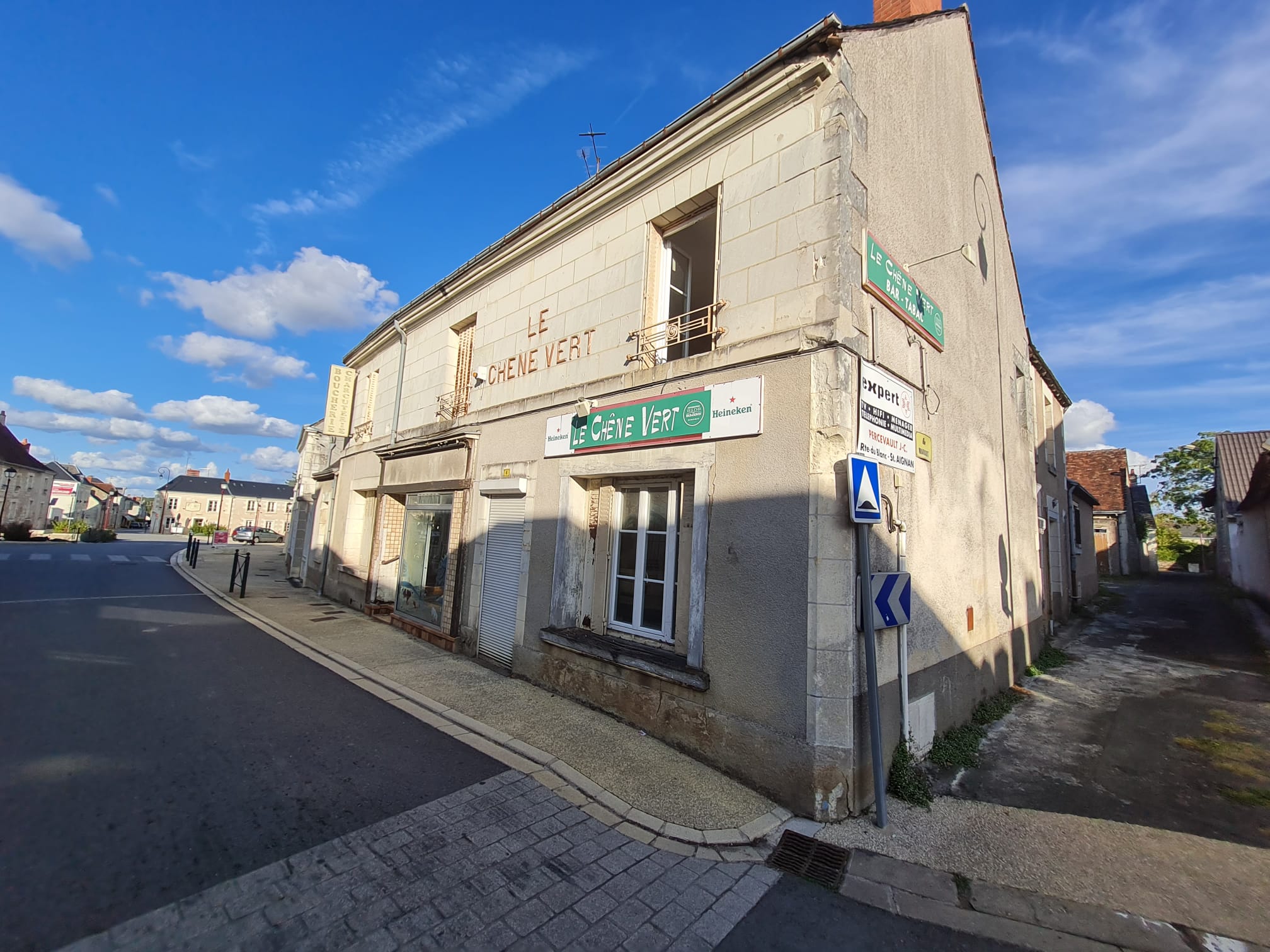 Située au cœur d'un charmant village de l'Indre, ce bâtiment offre un potentiel de développement remarquable. Locaux commerciaux et espaces résidentiels à rénover. Cour spacieuse avec dépendances. Superficie totale de 211 m² au sol.

Caractéristiques Principales :

Rez-de-chaussée : Grande pièce, salle de débit de boissons, boucherie, chambre et cuisine avec accès à la cour.

Étage : Salle de séjour avec cheminée, trois chambres spacieuses avec possibilité d'espace personnel supplémentaire. Salle de bains commune et pièce flexible.

Autres caractéristiques : Double-vitrage installé, tout-à-l'égout pour l'évacuation des eaux usées. Travaux d'électricité à prévoir. Choix de chauffage entre électrique ou au fioul.

Investissement Potentiel :

Idéal pour développement d’entreprise avec chambres d'hôtes. Dépendances offrant diverses possibilités. Espace extérieur avec cour de 263 m² .

Situation Avantageuse :

Proximité des commodités locales et attractions touristiques renommées. Facilité d'accès à des sites d'intérêt tels que le château de Valençay, la cité médiévale de Loches et le zoo de Beauval.